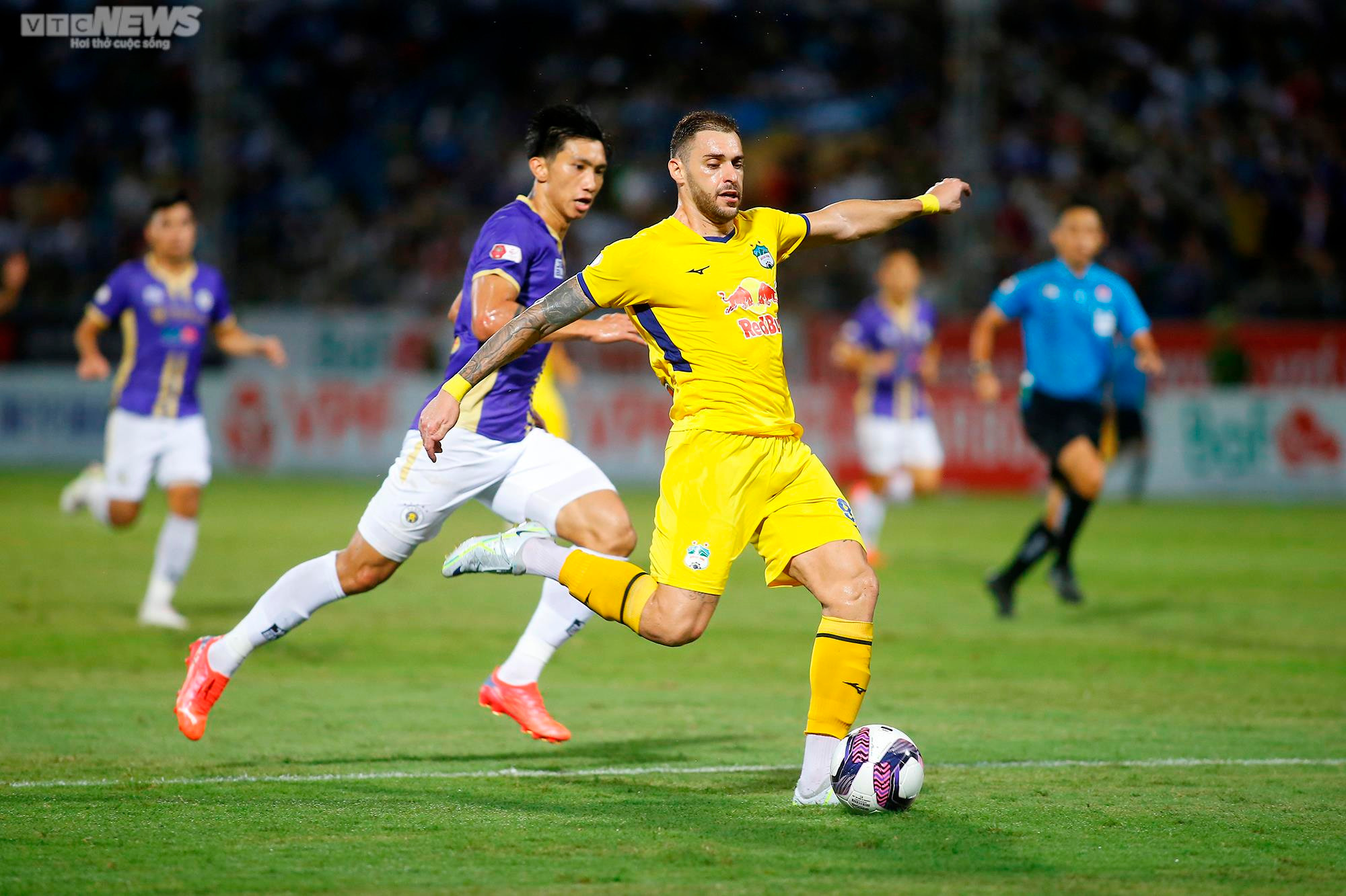 HLV Kiatisak 'đứng hình', Văn Toàn nổi cáu khi đồng đội bỏ lỡ cơ hội khó tin - 6