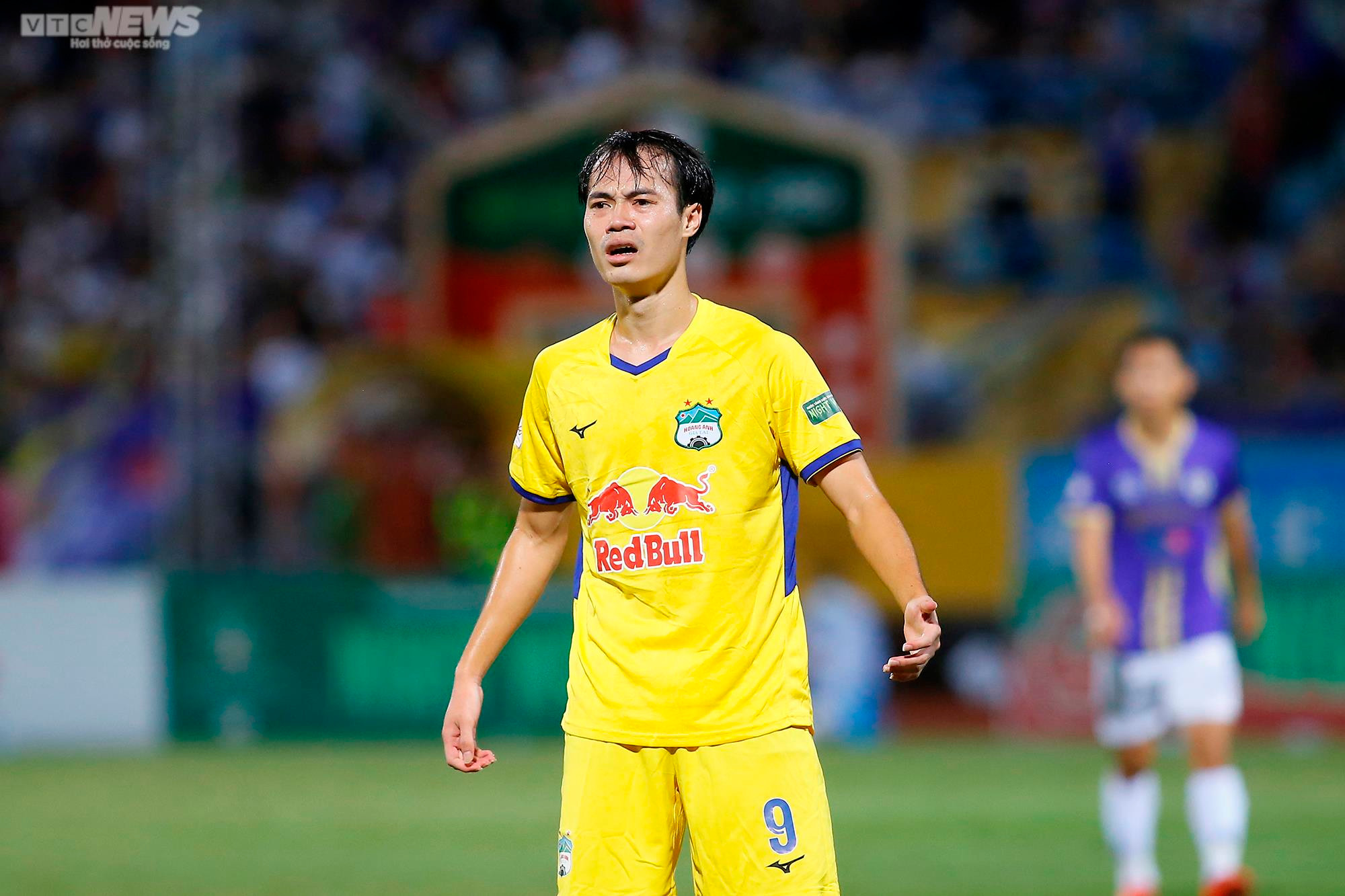 HLV Kiatisak 'đứng hình', Văn Toàn nổi cáu khi đồng đội bỏ lỡ cơ hội khó tin - 8