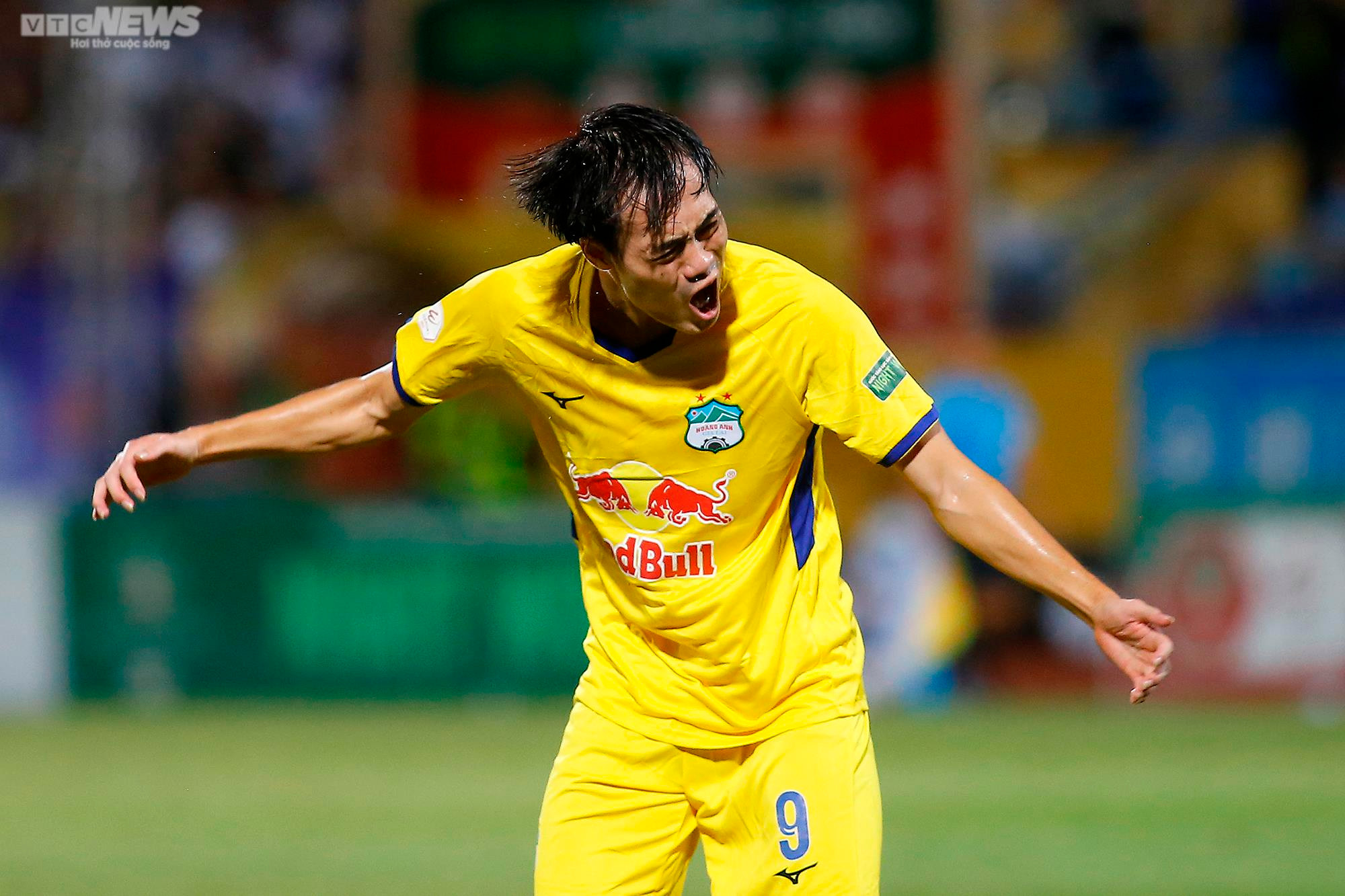 HLV Kiatisak 'đứng hình', Văn Toàn nổi cáu khi đồng đội bỏ lỡ cơ hội khó tin - 9