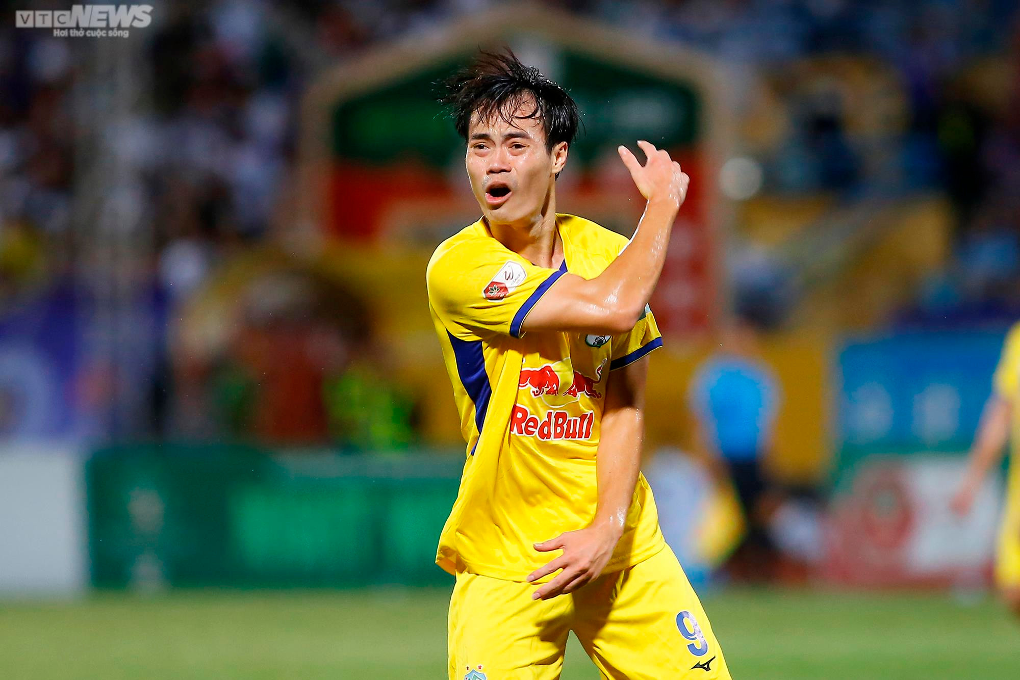 HLV Kiatisak 'đứng hình', Văn Toàn nổi cáu khi đồng đội bỏ lỡ cơ hội khó tin - 10