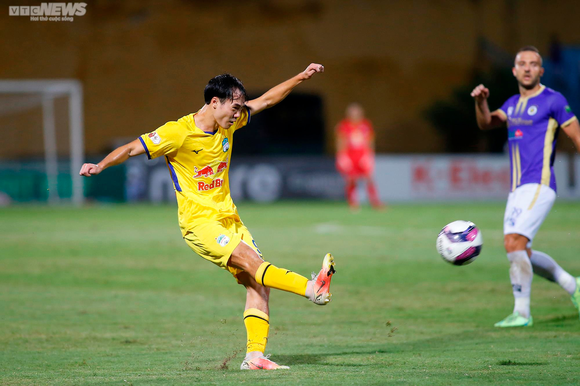 HLV Kiatisak 'đứng hình', Văn Toàn nổi cáu khi đồng đội bỏ lỡ cơ hội khó tin - 11