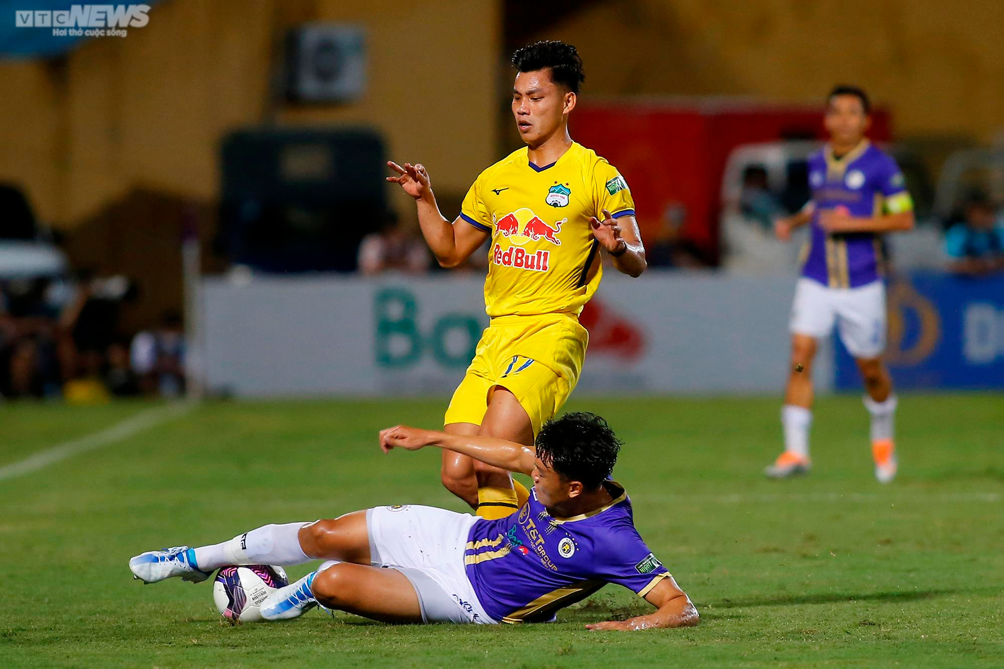 HLV Kiatisak 'đứng hình', Văn Toàn nổi cáu khi đồng đội bỏ lỡ cơ hội khó tin - 13