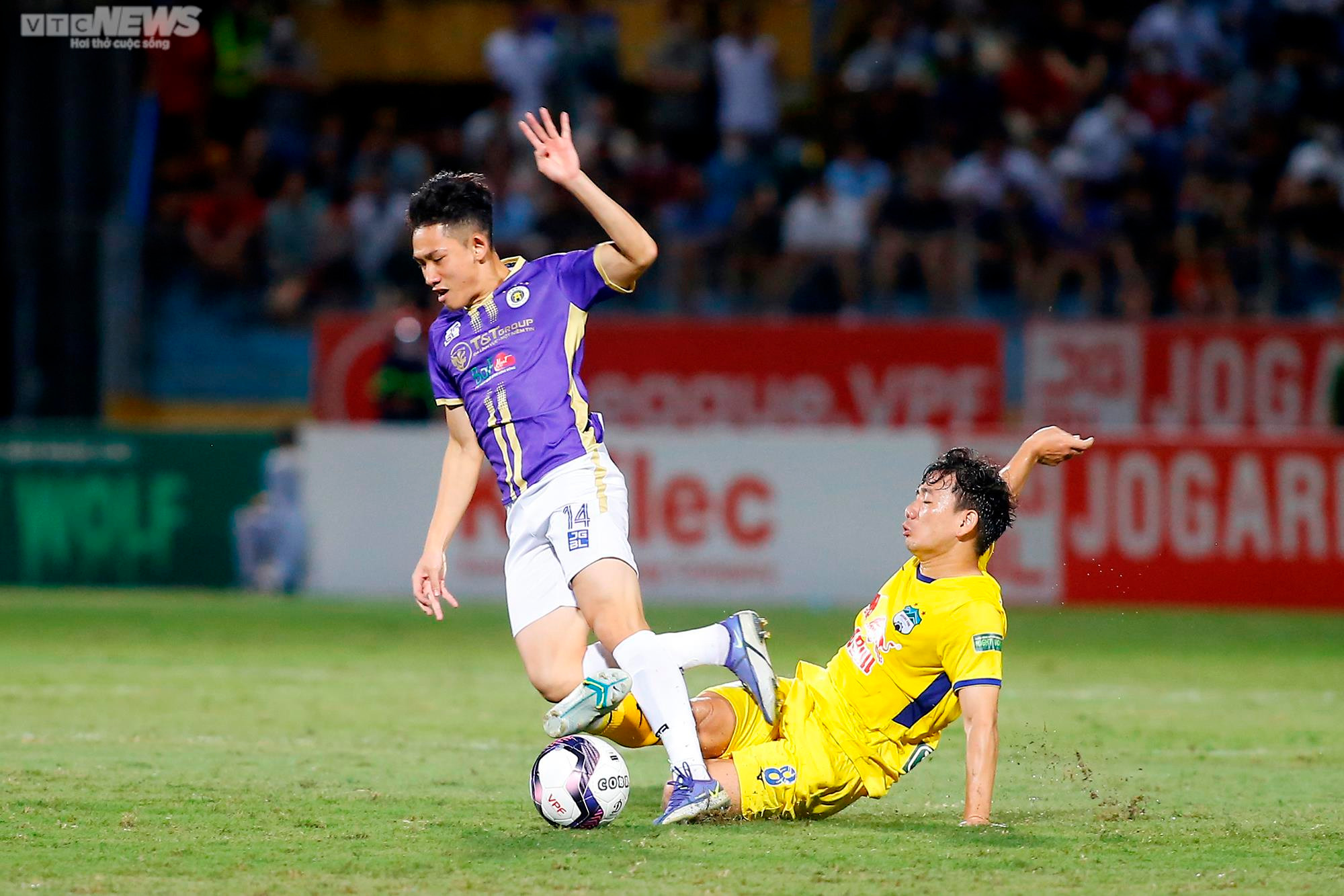 HLV Kiatisak 'đứng hình', Văn Toàn nổi cáu khi đồng đội bỏ lỡ cơ hội khó tin - 14