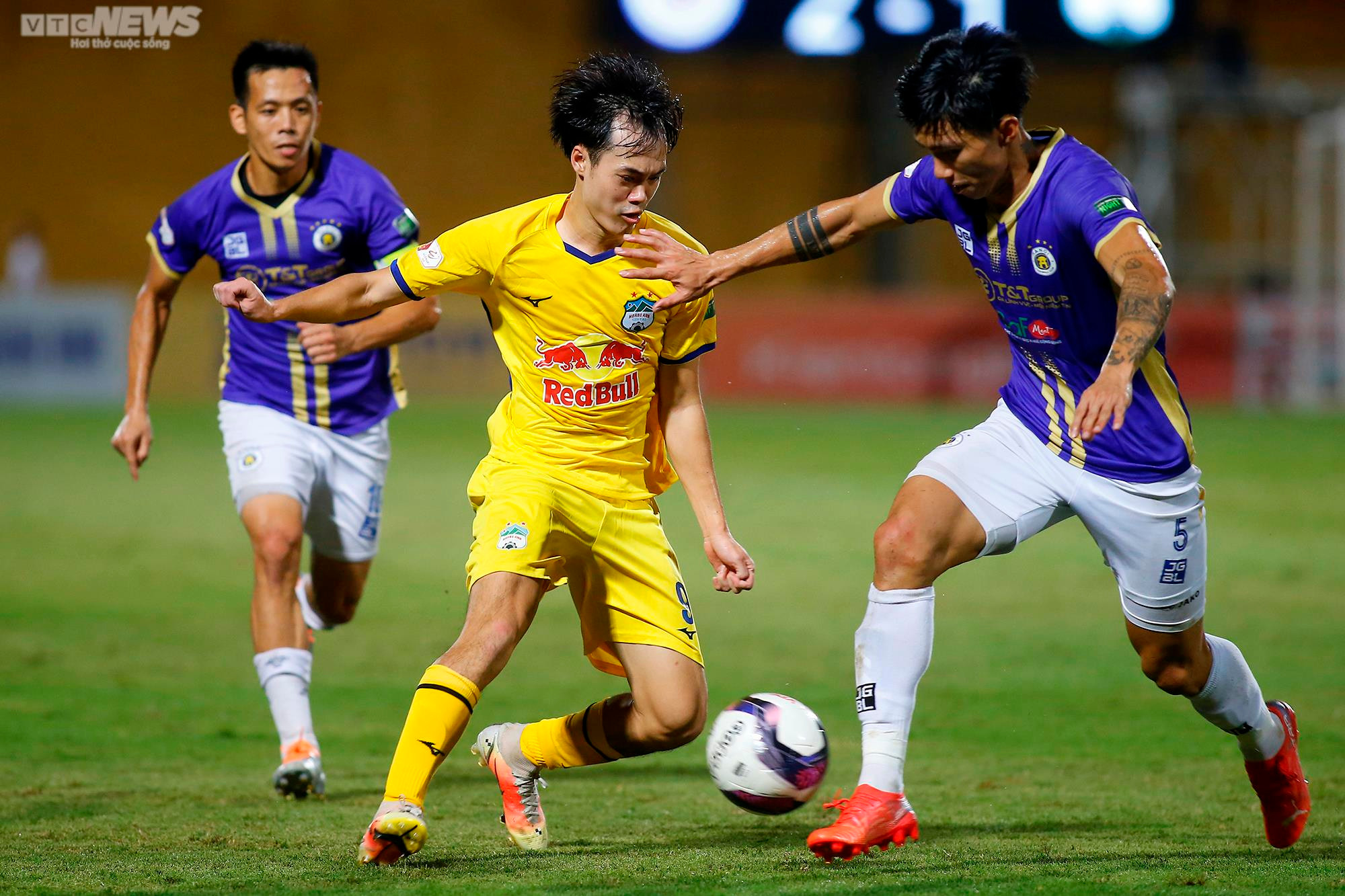 HLV Kiatisak 'đứng hình', Văn Toàn nổi cáu khi đồng đội bỏ lỡ cơ hội khó tin - 15