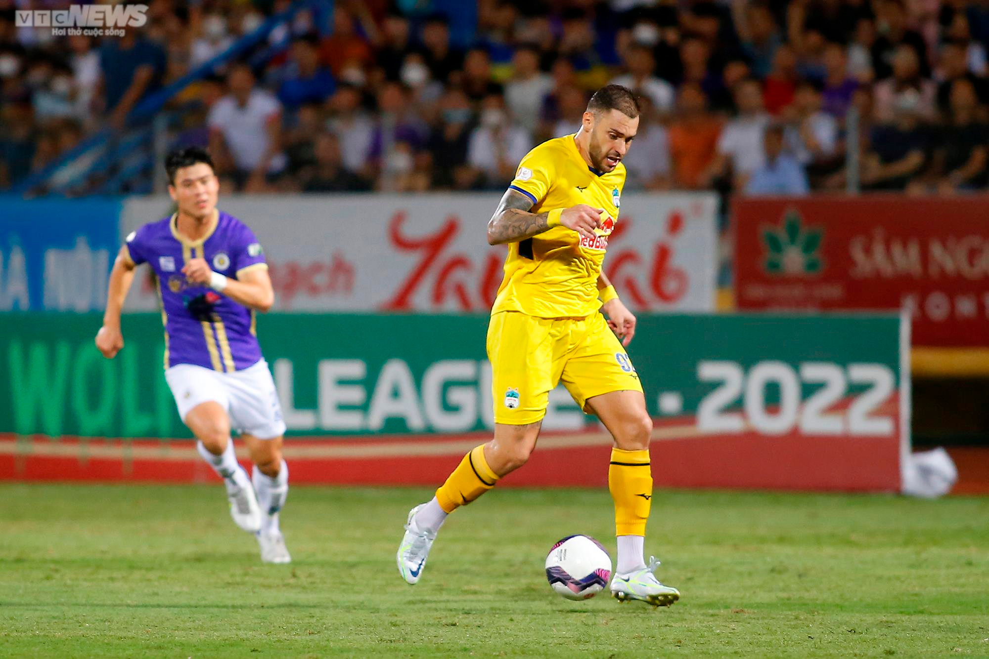 HLV Kiatisak 'đứng hình', Văn Toàn nổi cáu khi đồng đội bỏ lỡ cơ hội khó tin - 1