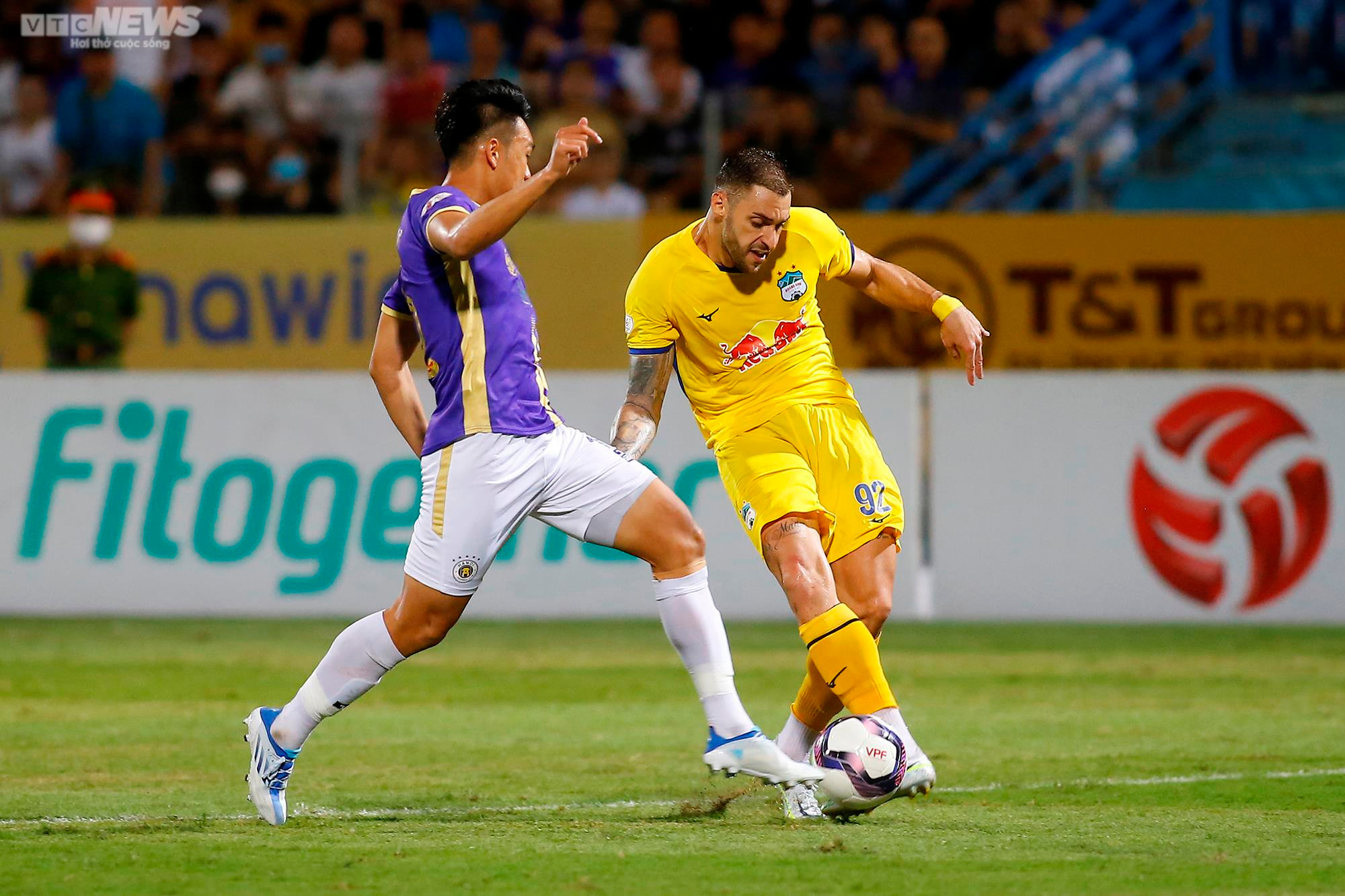 HLV Kiatisak 'đứng hình', Văn Toàn nổi cáu khi đồng đội bỏ lỡ cơ hội khó tin - 2