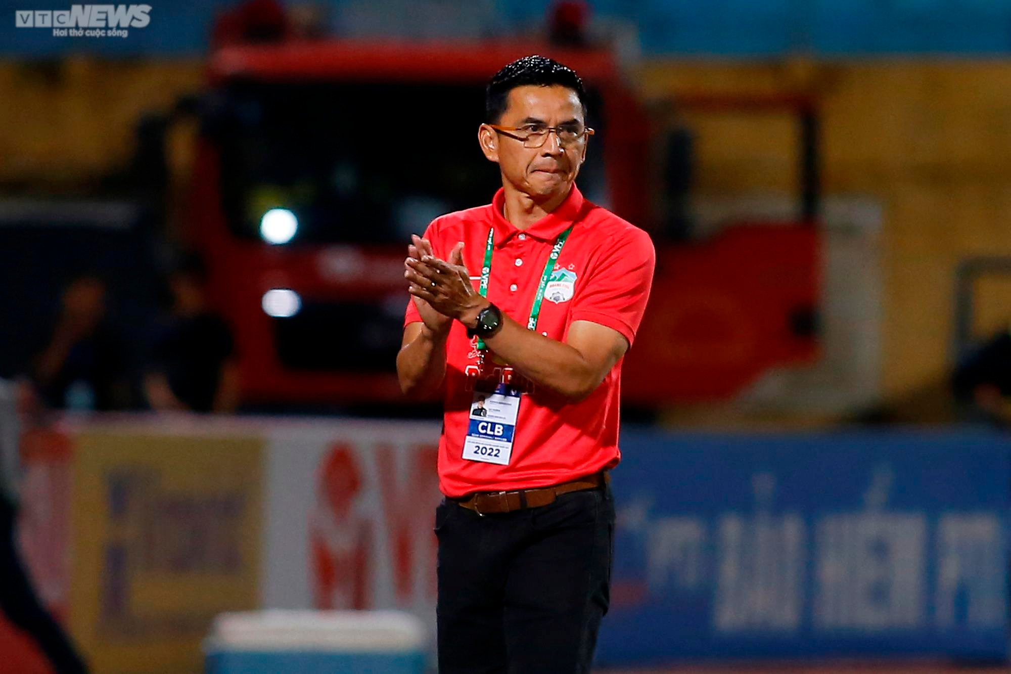 HLV Kiatisak 'đứng hình', Văn Toàn nổi cáu khi đồng đội bỏ lỡ cơ hội khó tin - 4