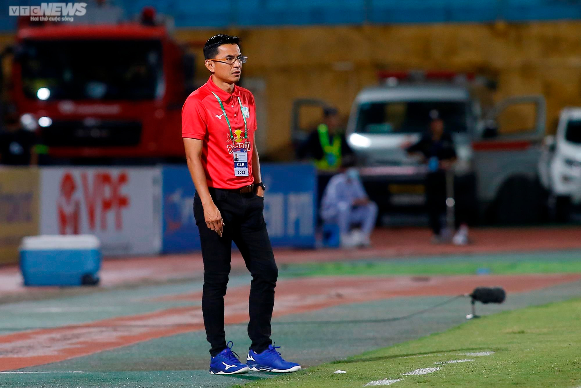 HLV Kiatisak 'đứng hình', Văn Toàn nổi cáu khi đồng đội bỏ lỡ cơ hội khó tin - 3