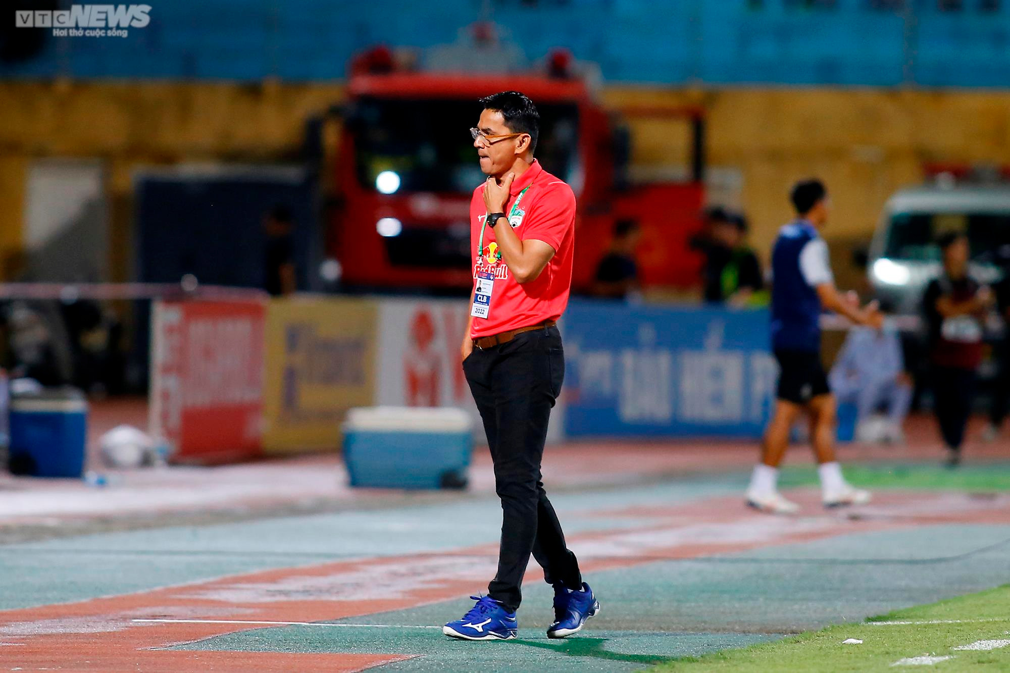 HLV Kiatisak 'đứng hình', Văn Toàn nổi cáu khi đồng đội bỏ lỡ cơ hội khó tin - 7