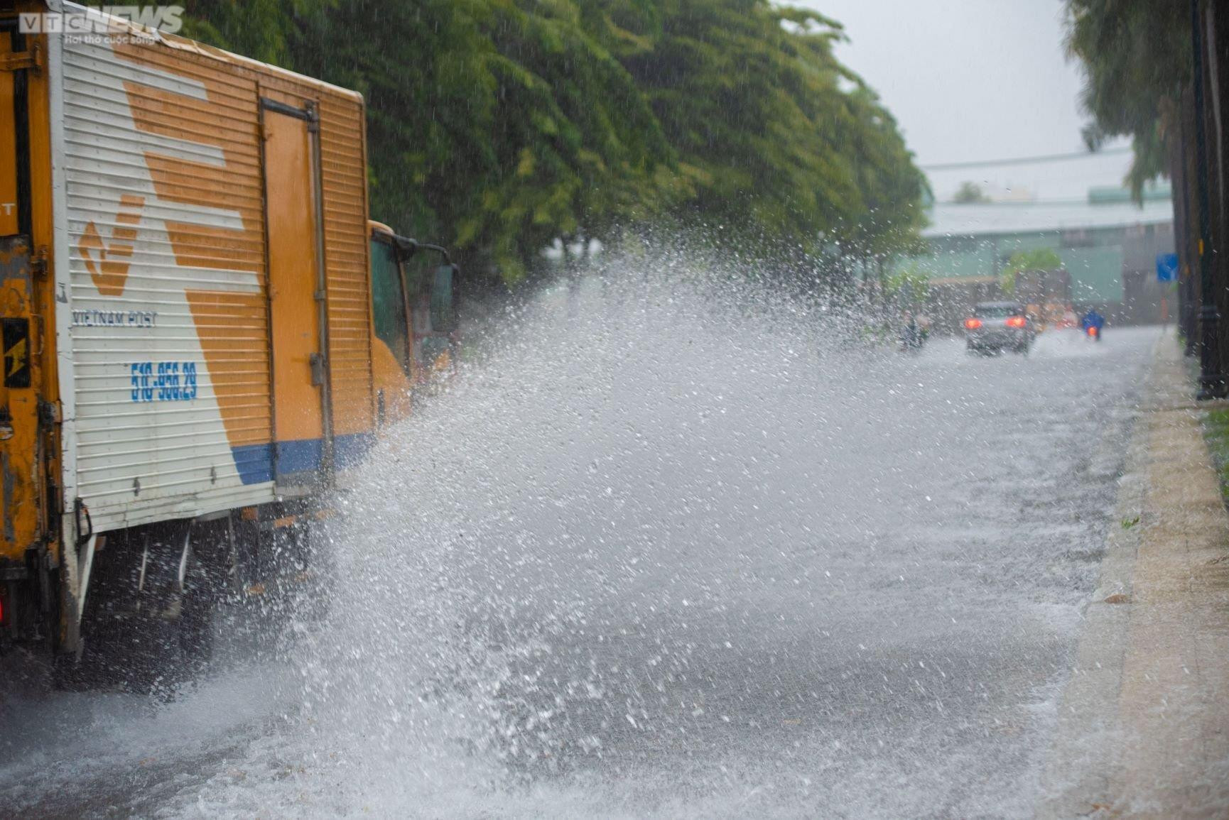 Nhiều đường phố ở TP.HCM ngập nặng sau trận mưa lớn kéo dài 3 giờ - 6