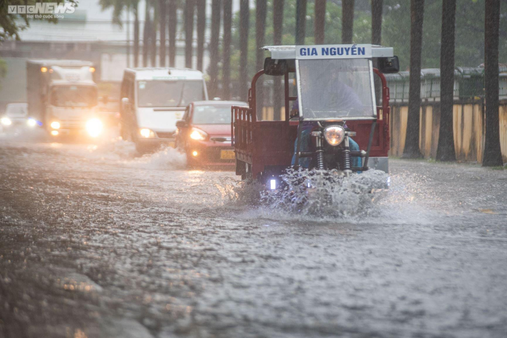 Nhiều đường phố ở TP.HCM ngập nặng sau trận mưa lớn kéo dài 3 giờ - 4