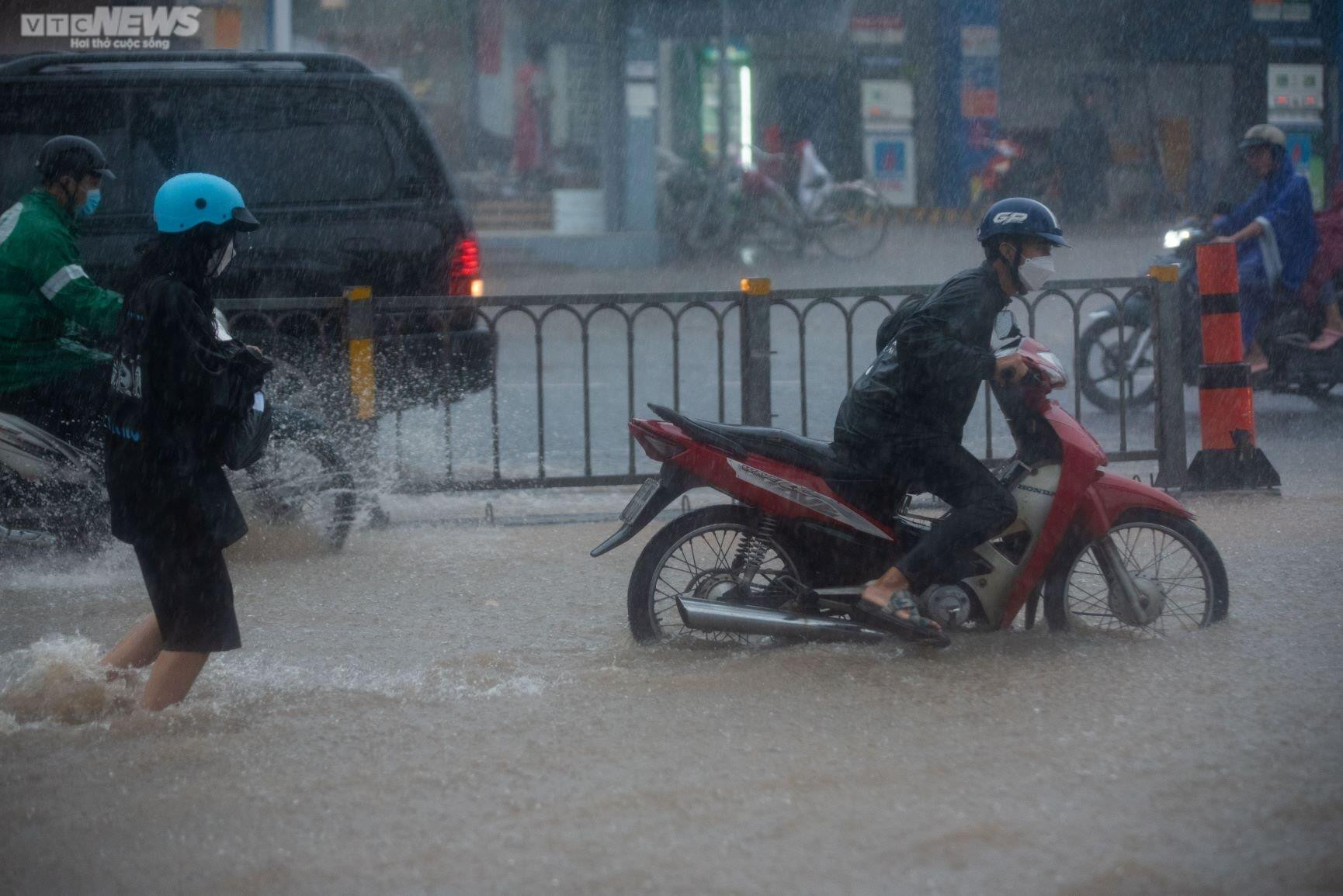Nhiều đường phố ở TP.HCM ngập nặng sau trận mưa lớn kéo dài 3 giờ - 7