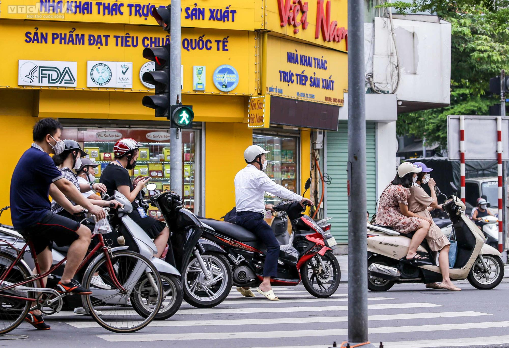 Ảnh: Bị ô tô, xe máy cướp làn ưu tiên, người đi bộ thấp thỏm qua đường - 3