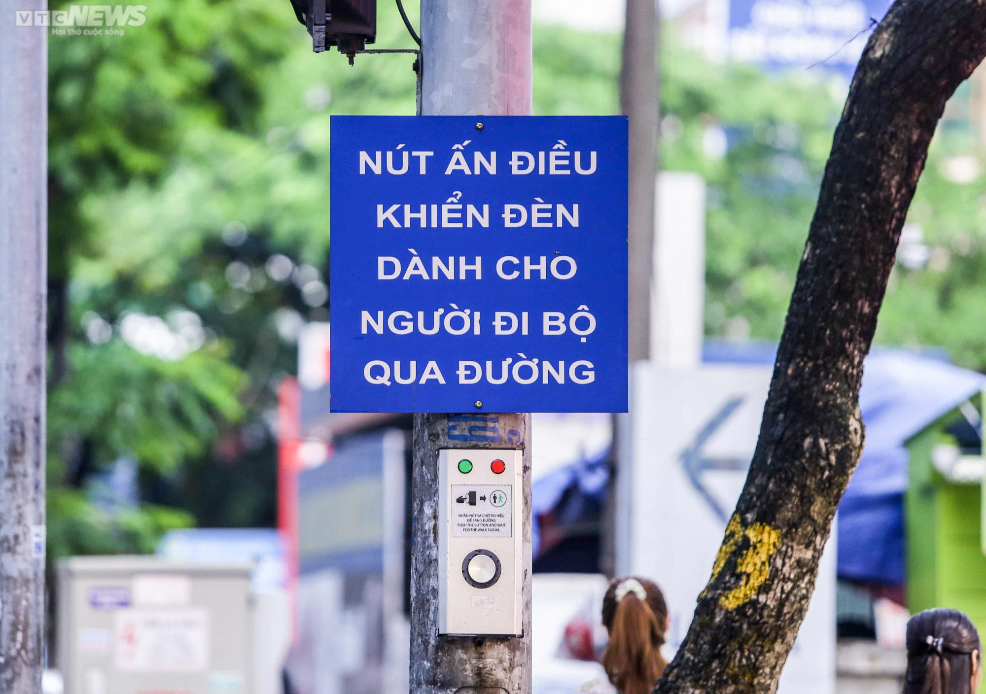 Ảnh: Bị ô tô, xe máy cướp làn ưu tiên, người đi bộ thấp thỏm qua đường - 5