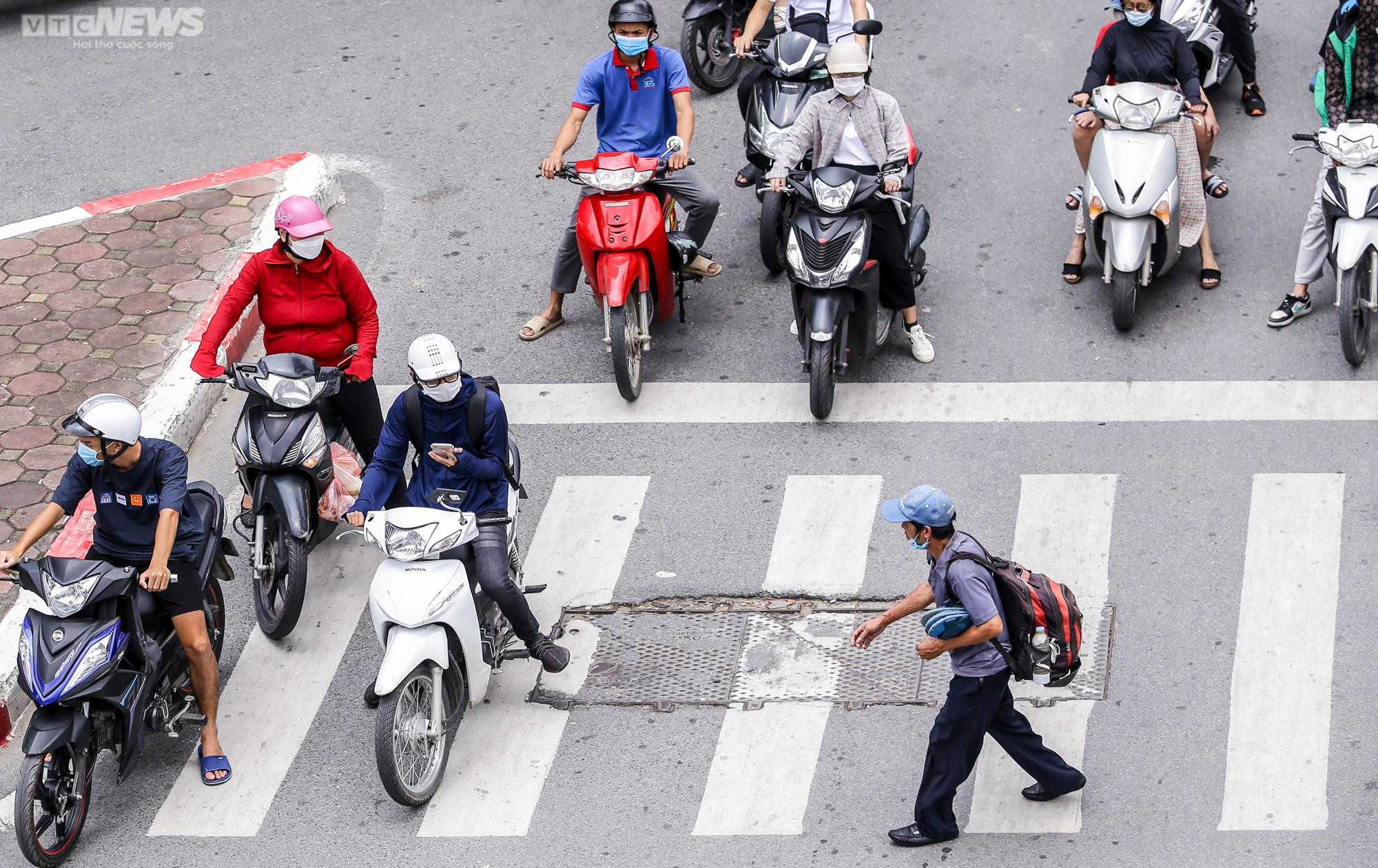 Ảnh: Bị ô tô, xe máy cướp làn ưu tiên, người đi bộ thấp thỏm qua đường - 7