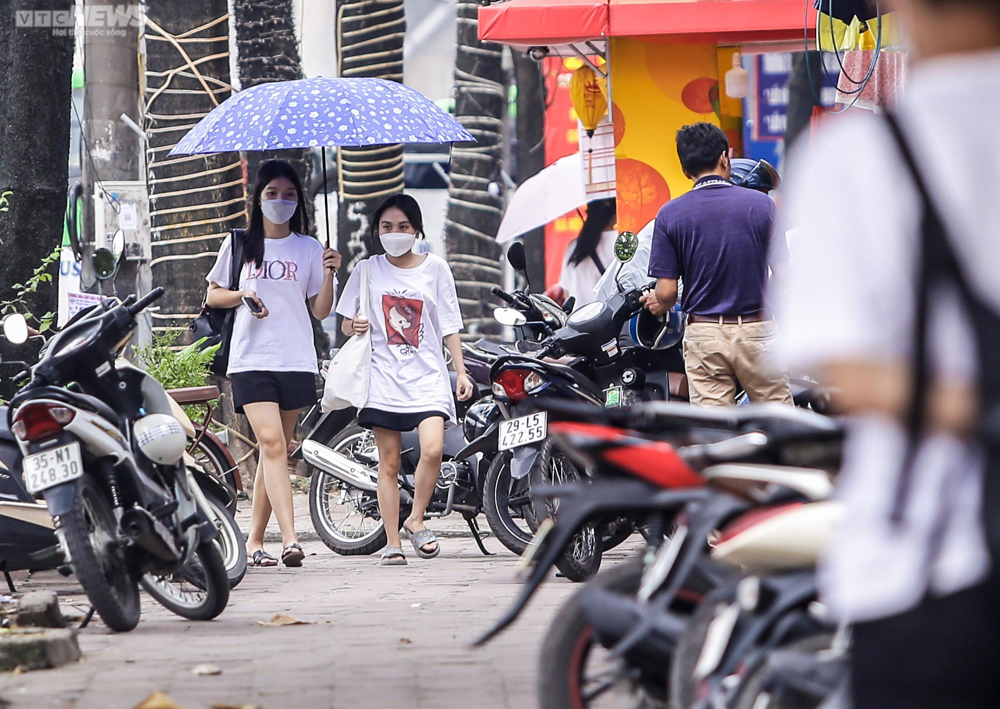 Ảnh: Bị ô tô, xe máy cướp làn ưu tiên, người đi bộ thấp thỏm qua đường - 10