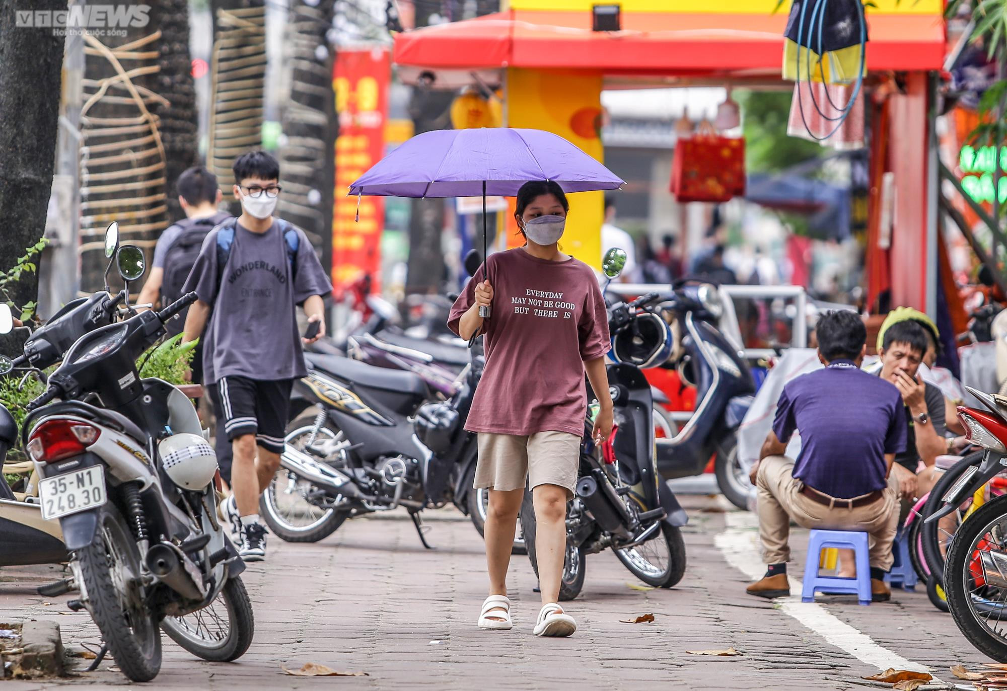 Ảnh: Bị ô tô, xe máy cướp làn ưu tiên, người đi bộ thấp thỏm qua đường - 11