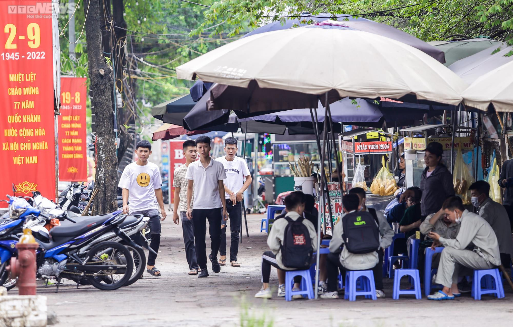 Ảnh: Bị ô tô, xe máy cướp làn ưu tiên, người đi bộ thấp thỏm qua đường - 9