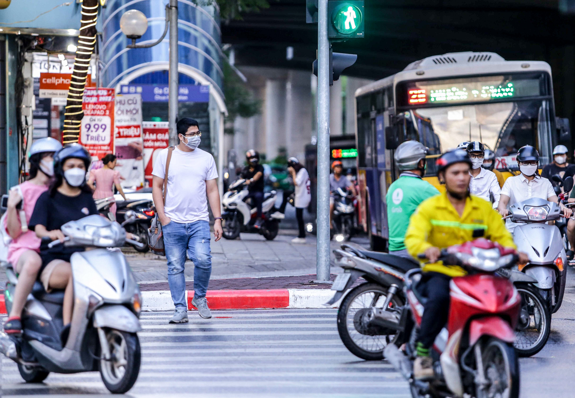 Ảnh: Bị ô tô, xe máy cướp làn ưu tiên, người đi bộ thấp thỏm qua đường - 1