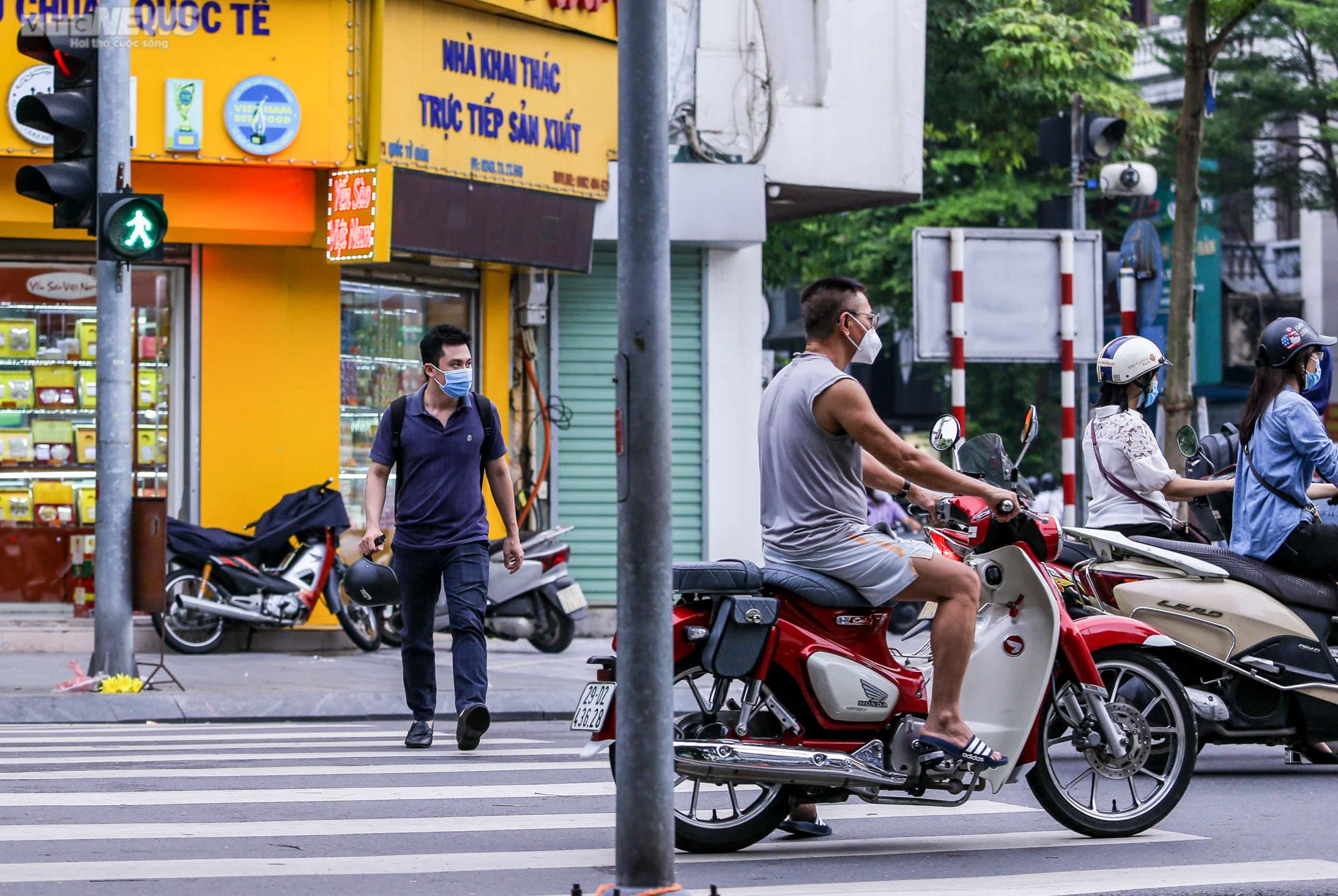 Ảnh: Bị ô tô, xe máy cướp làn ưu tiên, người đi bộ thấp thỏm qua đường - 2