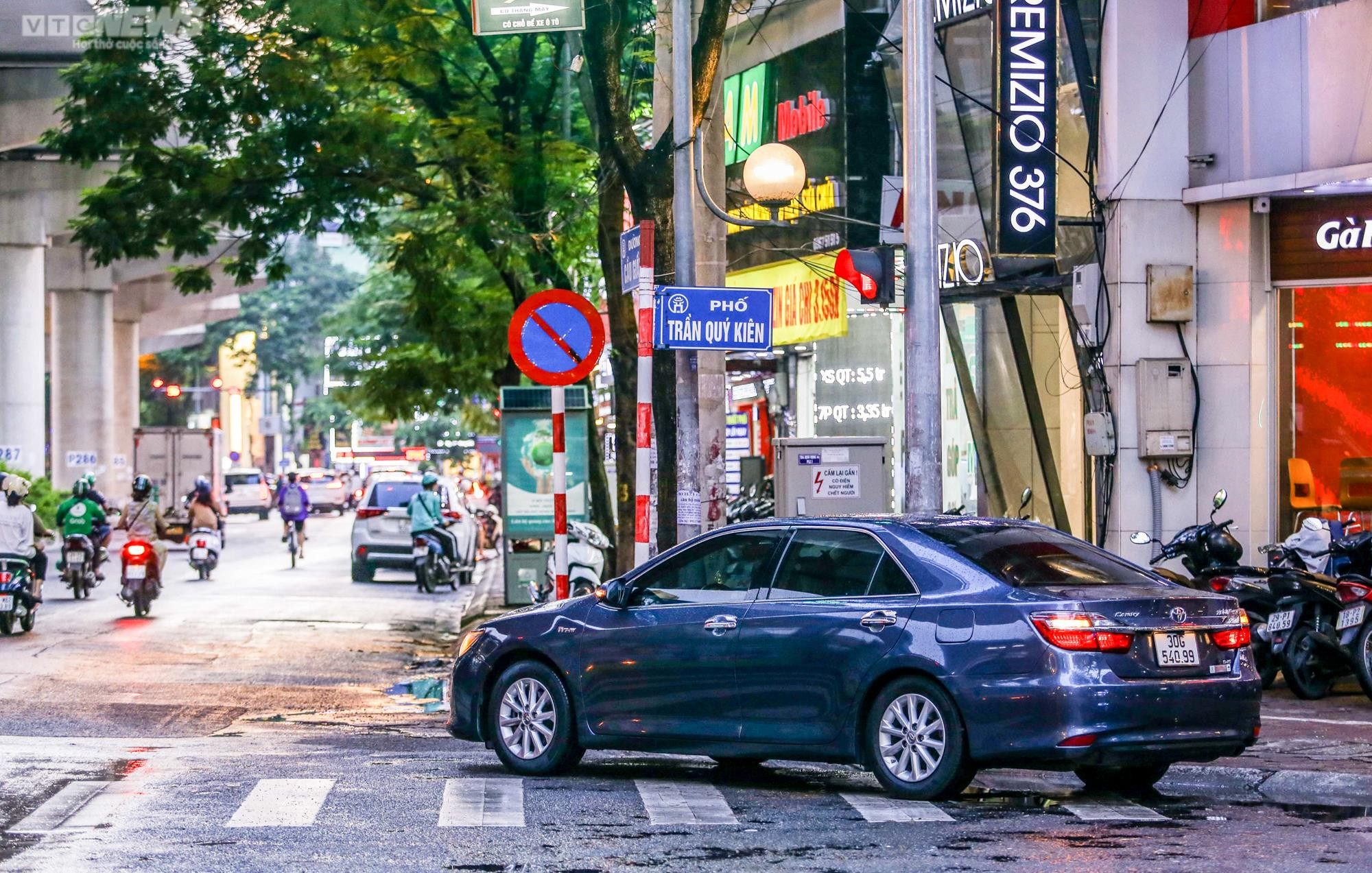 Ảnh: Bị ô tô, xe máy cướp làn ưu tiên, người đi bộ thấp thỏm qua đường - 8