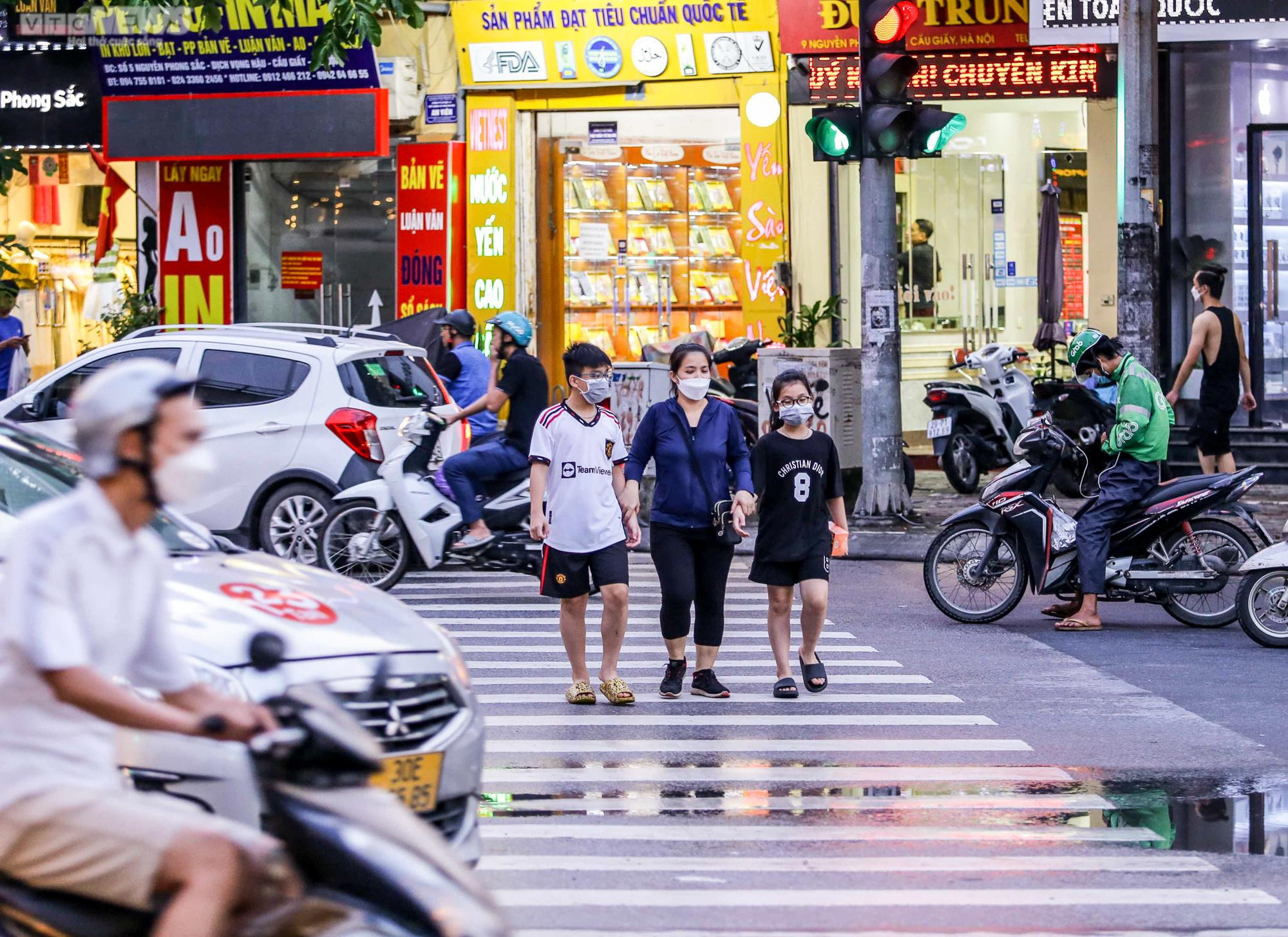 Ảnh: Bị ô tô, xe máy cướp làn ưu tiên, người đi bộ thấp thỏm qua đường - 4