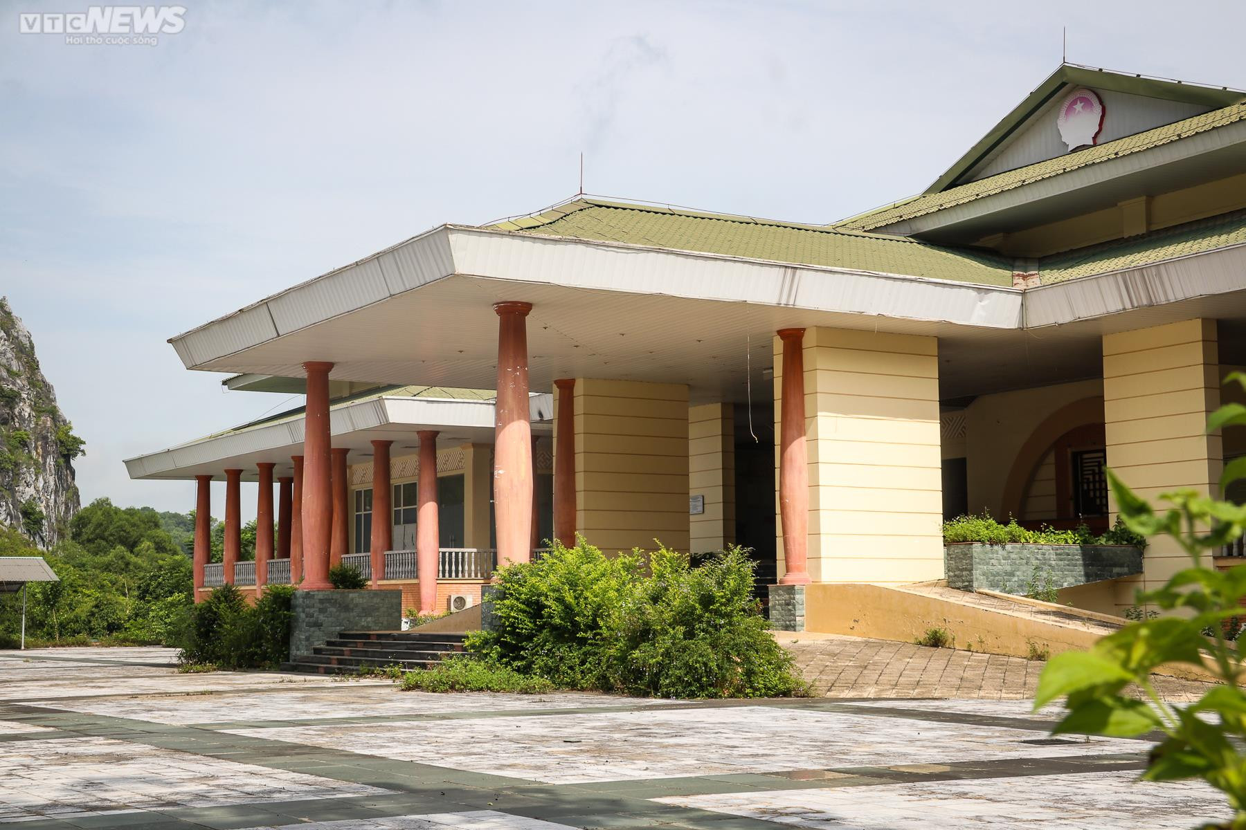 Ảnh: Trung tâm hội nghị hơn 160 tỷ đồng ‘phơi sương’ ở Thanh Hoá - 7