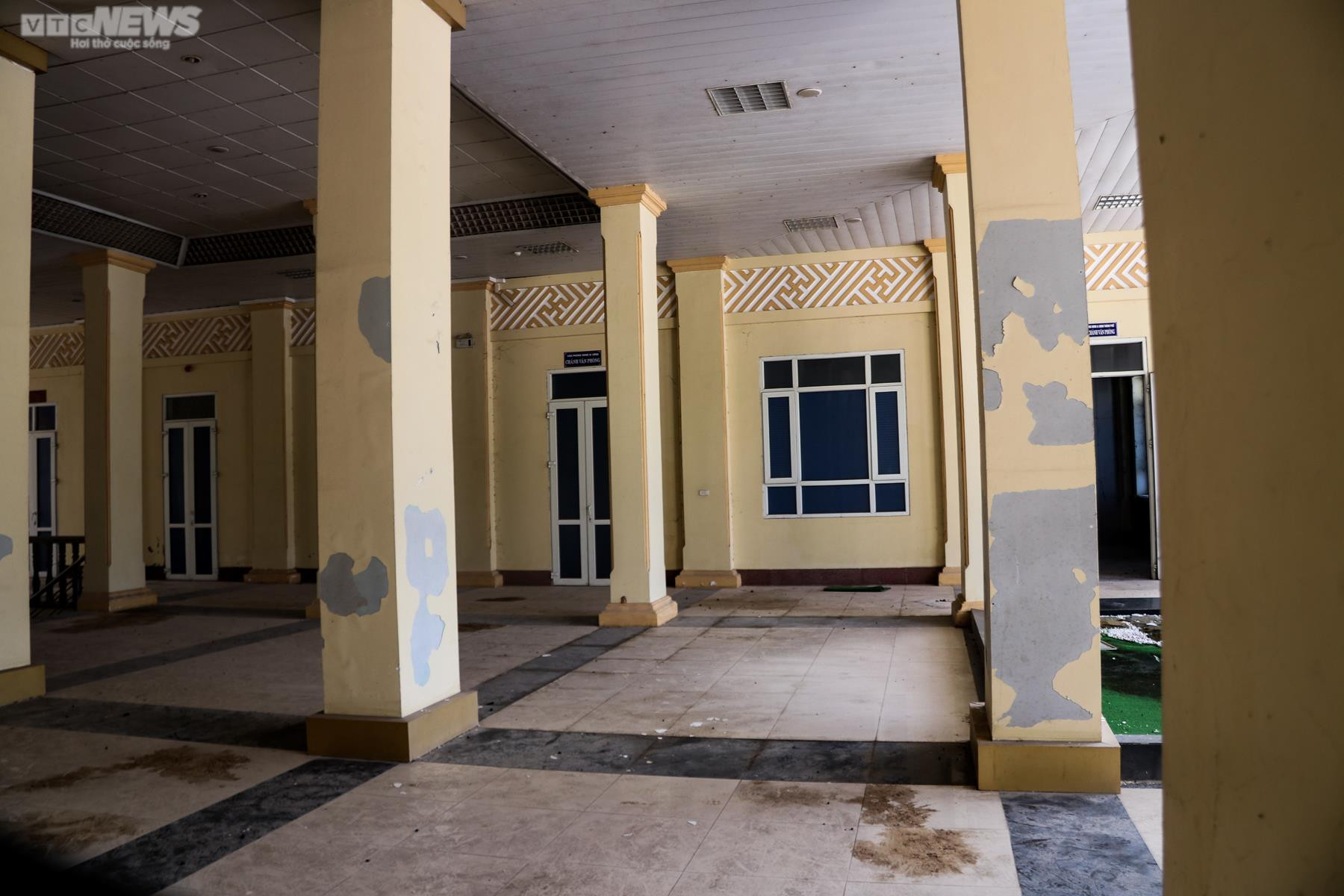 Ảnh: Trung tâm hội nghị hơn 160 tỷ đồng ‘phơi sương’ ở Thanh Hoá - 11