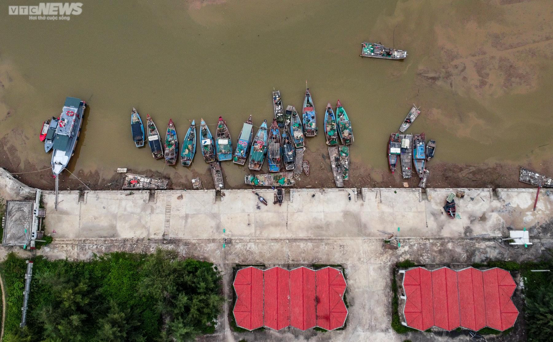 Ảnh: Tàu thuyền nằm ‘trơ đáy’ bên cảng cá hơn 43 tỷ đồng bỏ hoang - 5