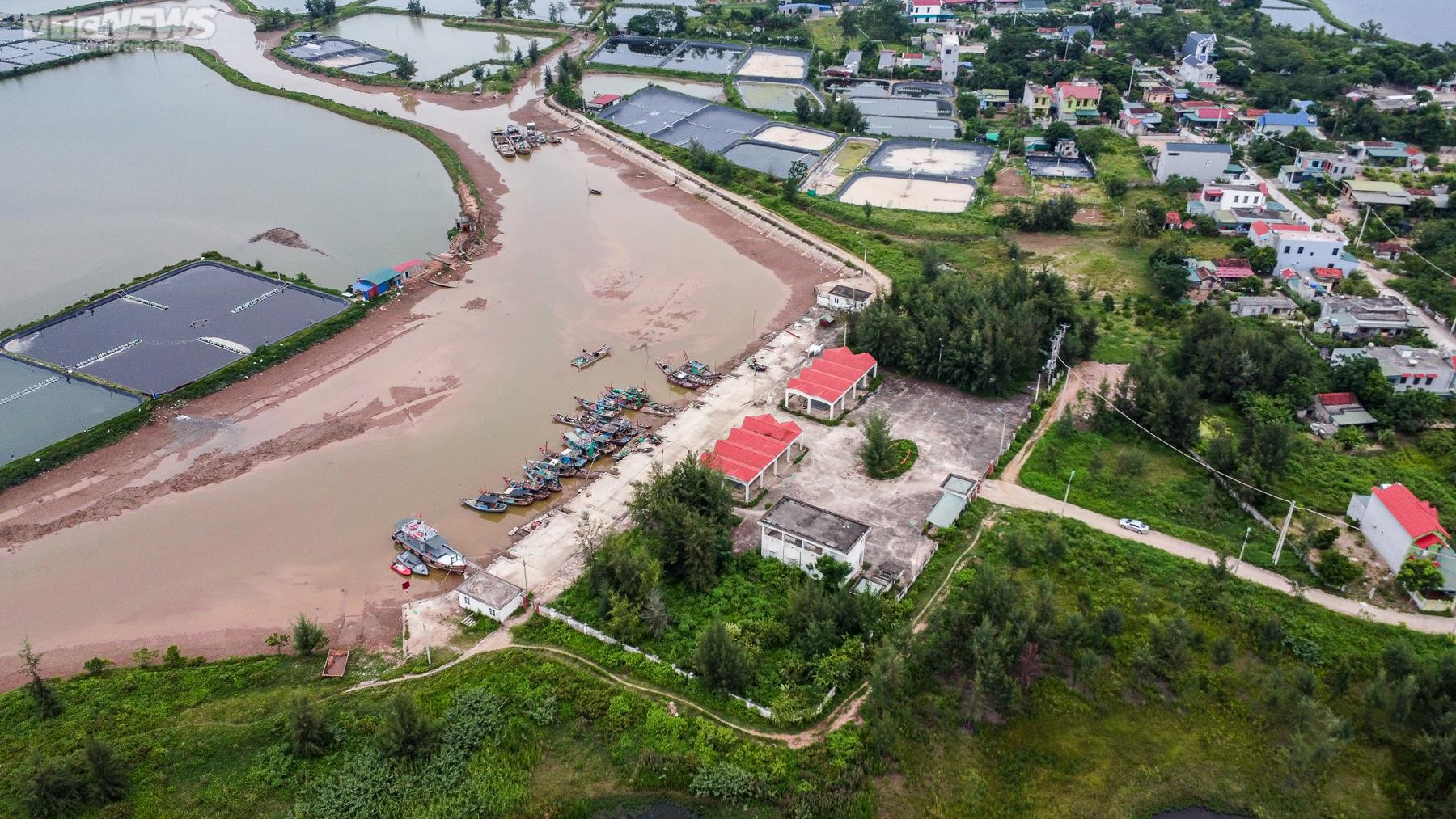 Ảnh: Tàu thuyền nằm ‘trơ đáy’ bên cảng cá hơn 43 tỷ đồng bỏ hoang - 14