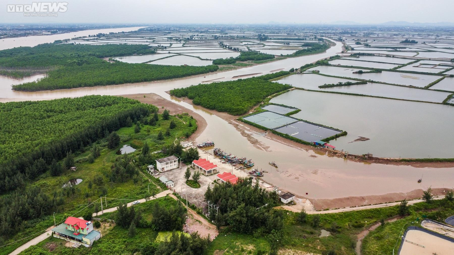 Ảnh: Tàu thuyền nằm ‘trơ đáy’ bên cảng cá hơn 43 tỷ đồng bỏ hoang - 1