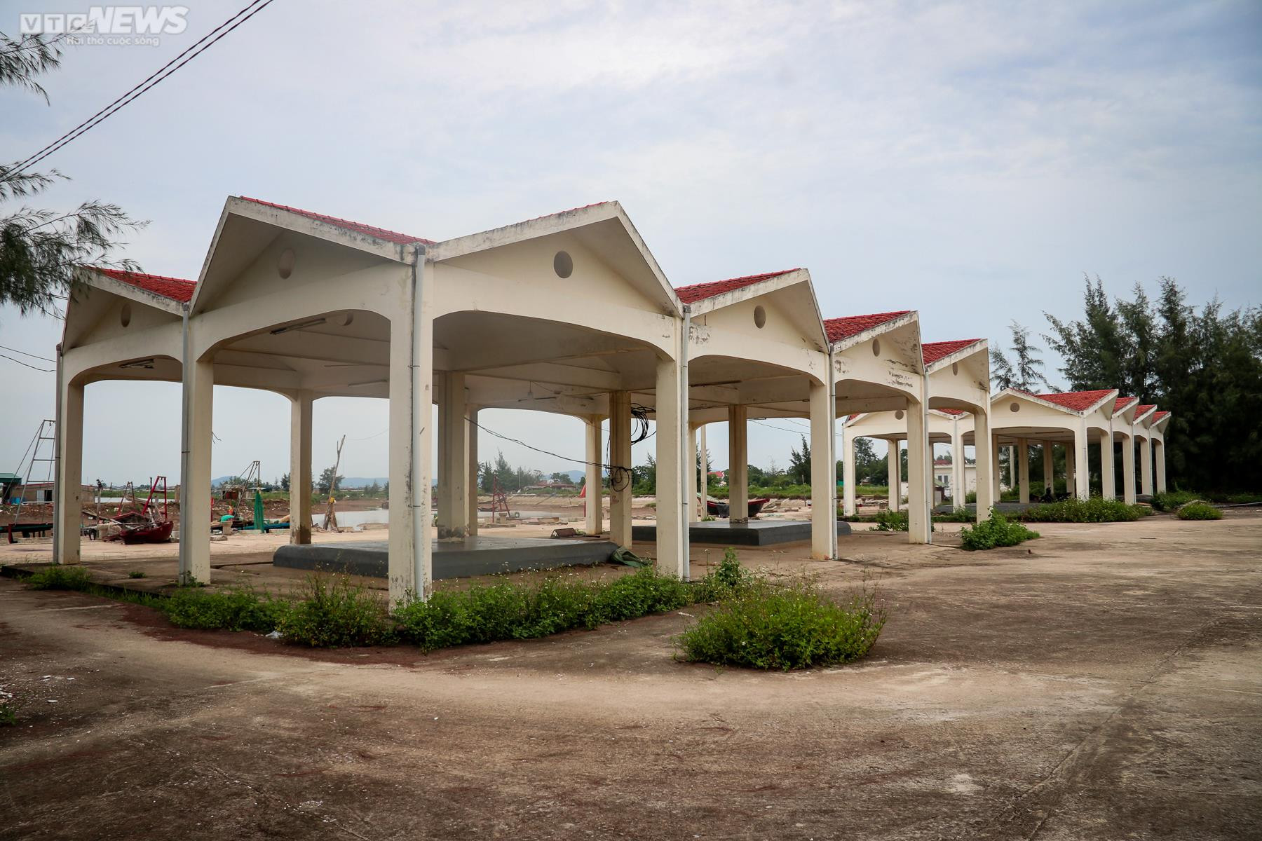 Ảnh: Tàu thuyền nằm ‘trơ đáy’ bên cảng cá hơn 43 tỷ đồng bỏ hoang - 2