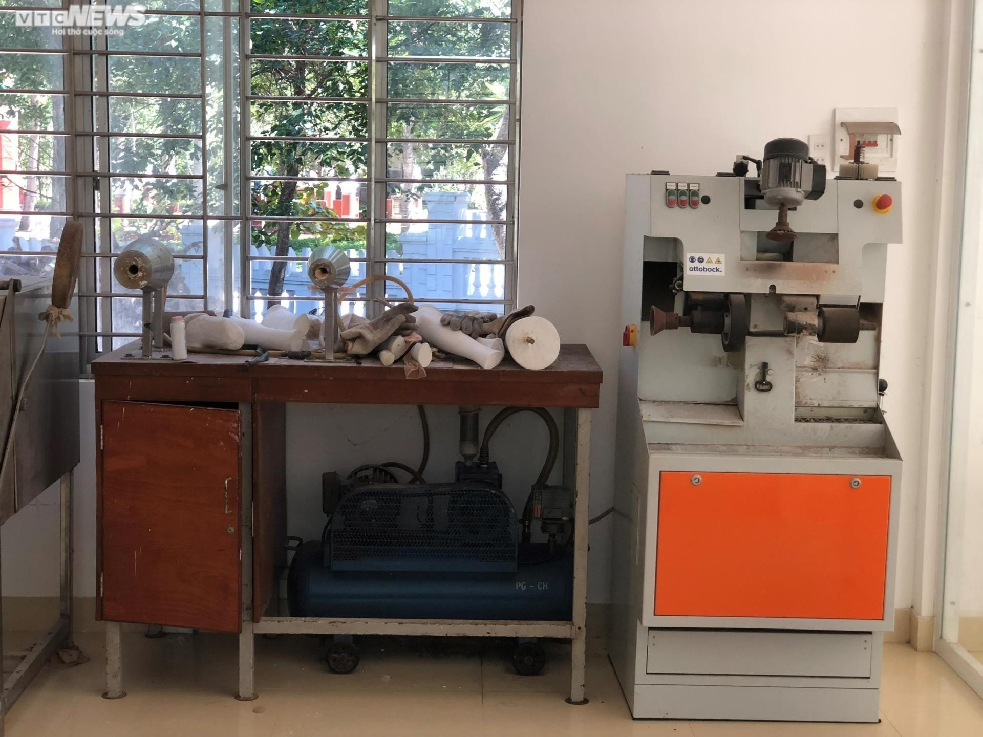 Đơn đặt hàng kỳ lạ cho những đôi chân bị ăn mòn theo năm tháng - 10