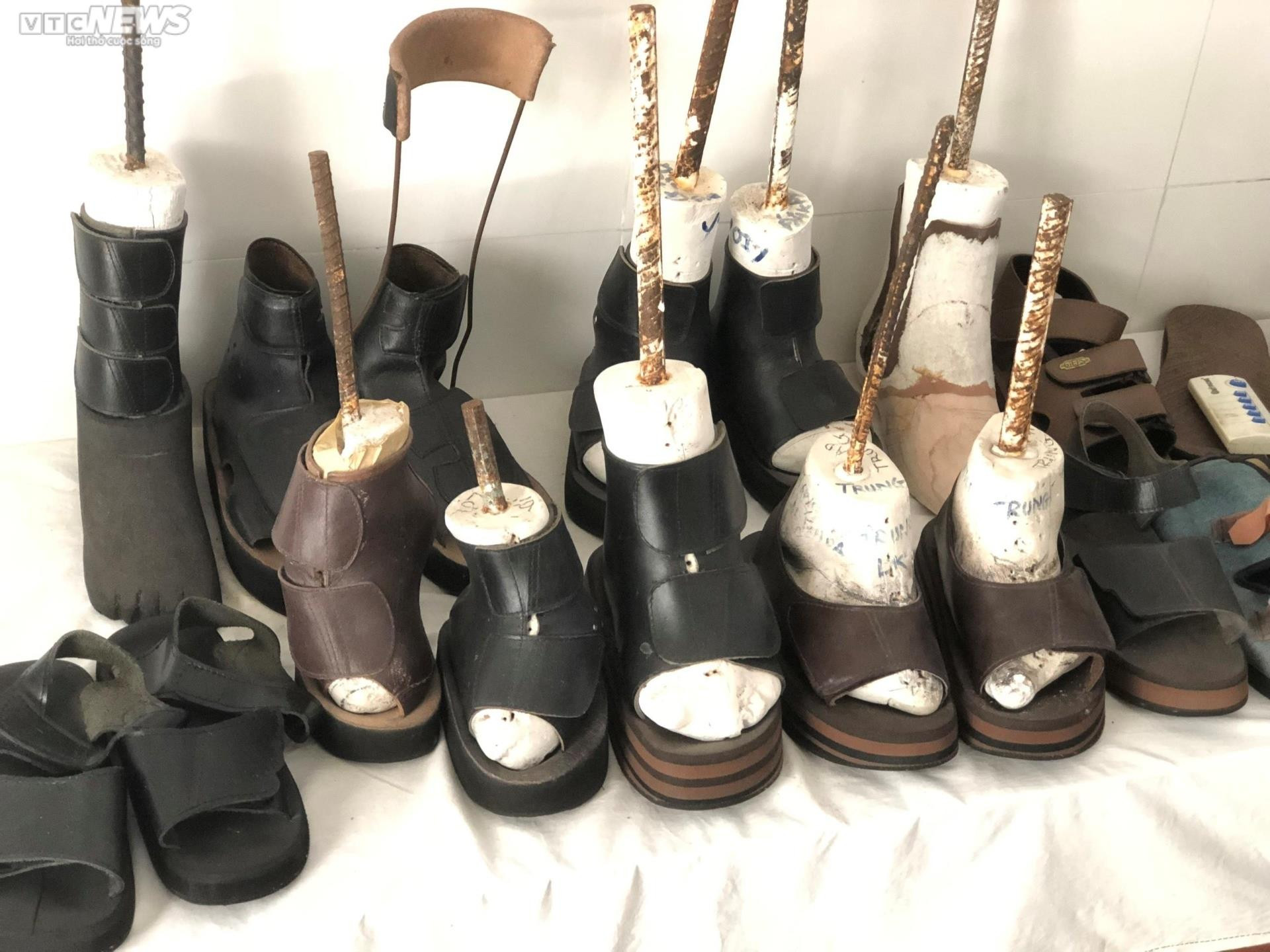 Đơn đặt hàng kỳ lạ cho những đôi chân bị ăn mòn theo năm tháng - 3