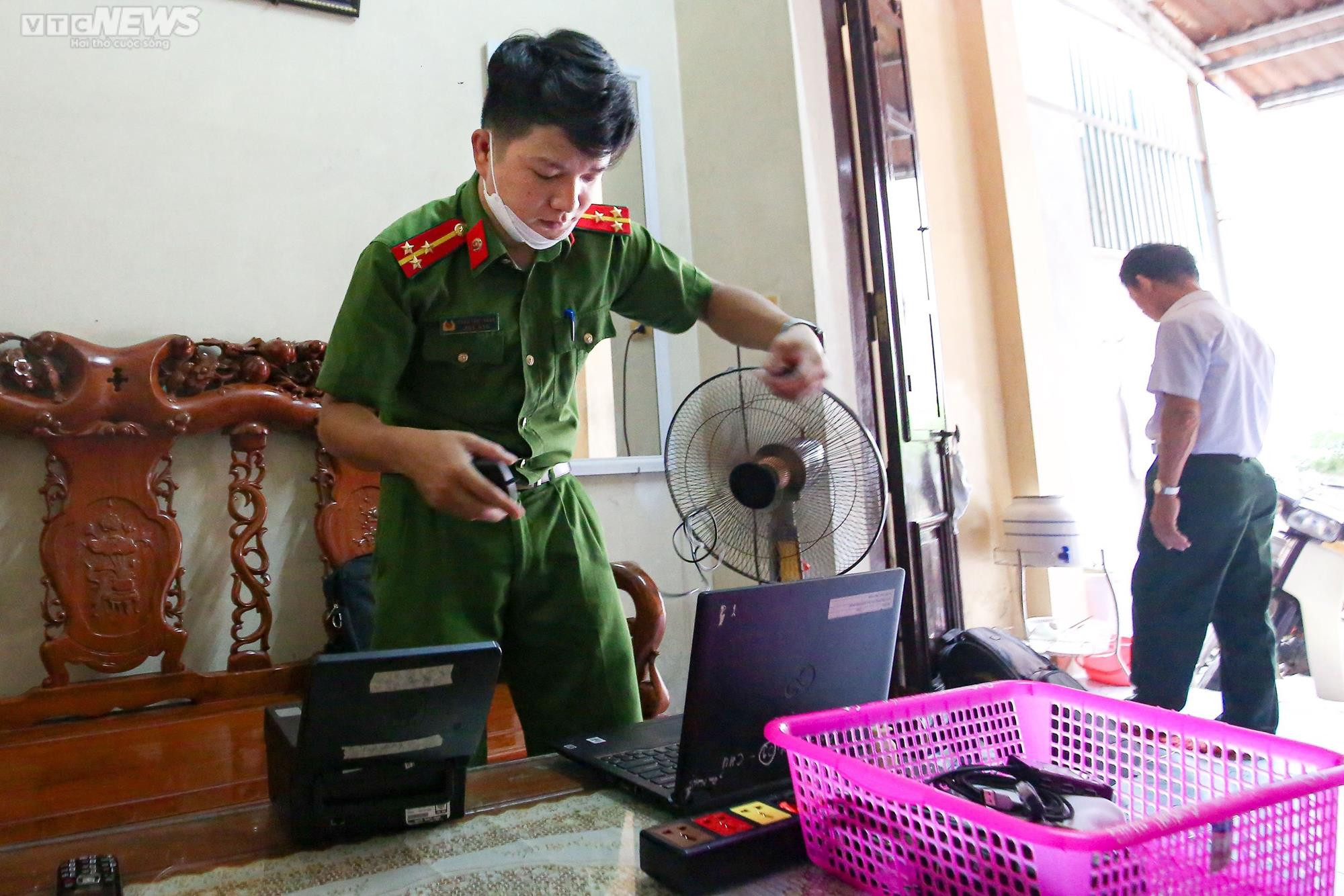 Ảnh: Công an Hà Nội 'đi từng ngõ, gõ từng nhà' làm thủ tục cấp căn cước gắn chíp - 6