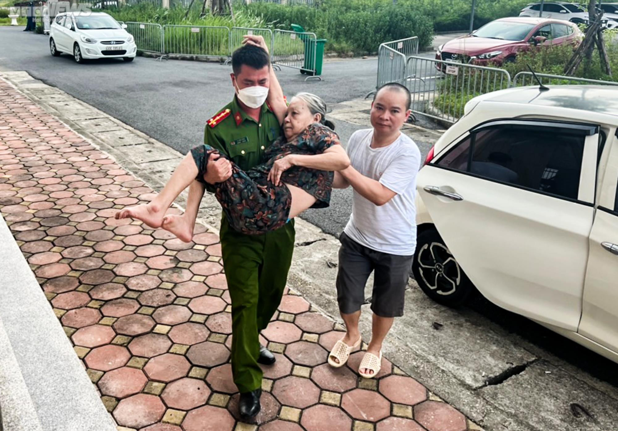 Ảnh: Công an Hà Nội 'đi từng ngõ, gõ từng nhà' làm thủ tục cấp căn cước gắn chíp - 11