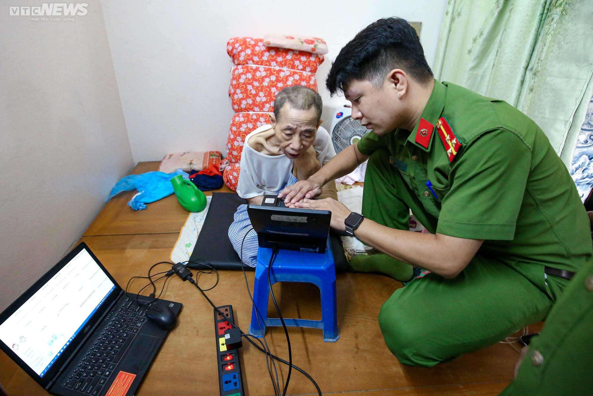 Ảnh: Công an Hà Nội 'đi từng ngõ, gõ từng nhà' làm thủ tục cấp căn cước gắn chíp - 8