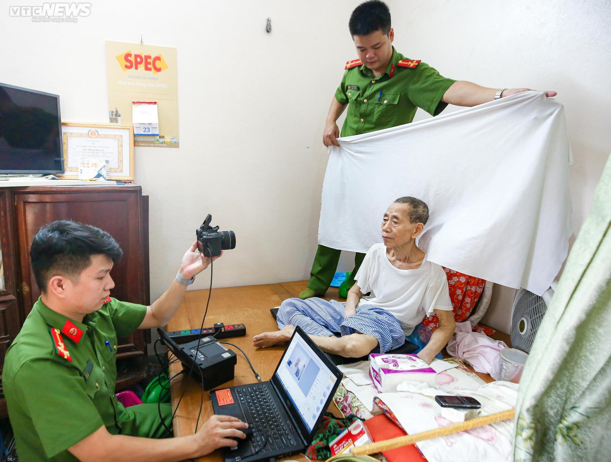 Ảnh: Công an Hà Nội 'đi từng ngõ, gõ từng nhà' làm thủ tục cấp căn cước gắn chíp - 7