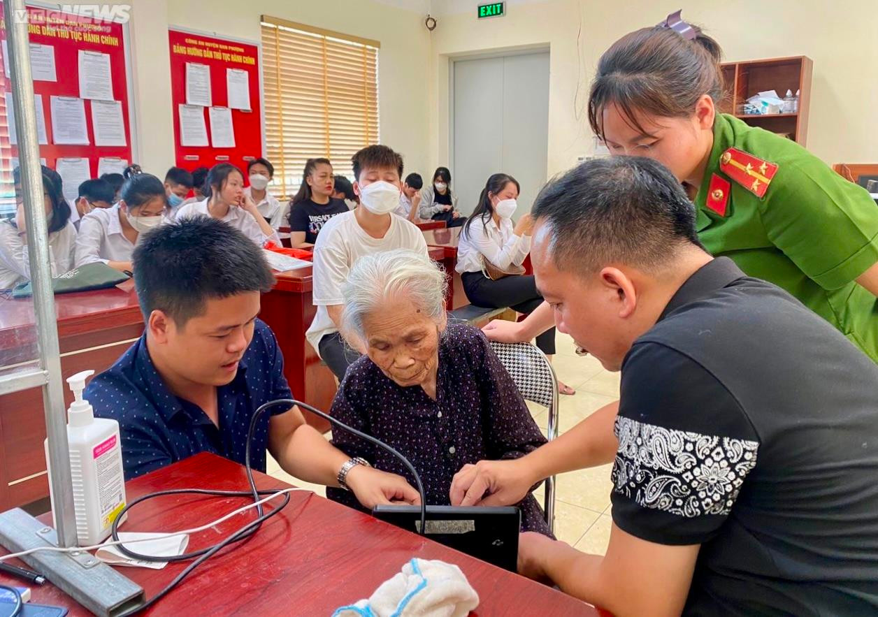 Ảnh: Công an Hà Nội 'đi từng ngõ, gõ từng nhà' làm thủ tục cấp căn cước gắn chíp - 13