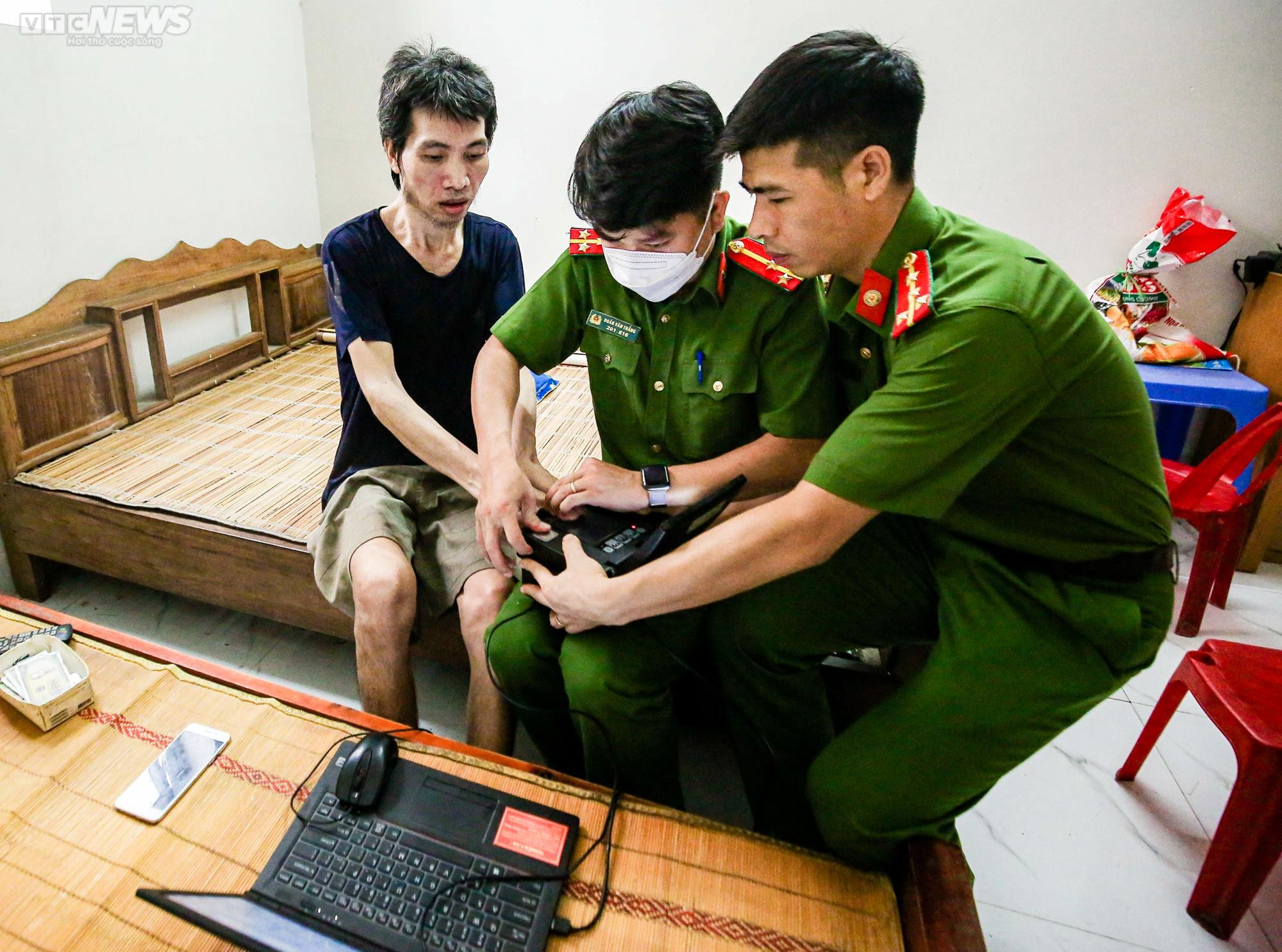 Ảnh: Công an Hà Nội 'đi từng ngõ, gõ từng nhà' làm thủ tục cấp căn cước gắn chíp - 3