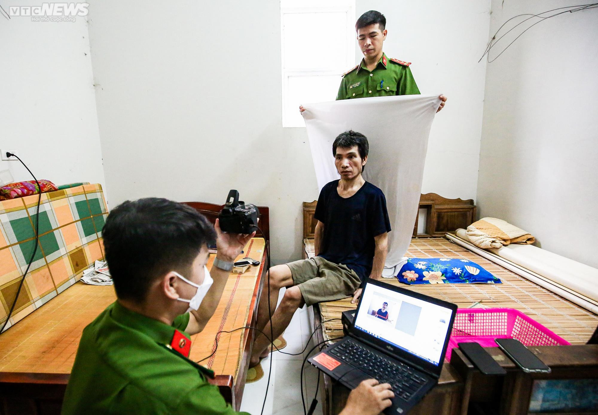 Ảnh: Công an Hà Nội 'đi từng ngõ, gõ từng nhà' làm thủ tục cấp căn cước gắn chíp - 5