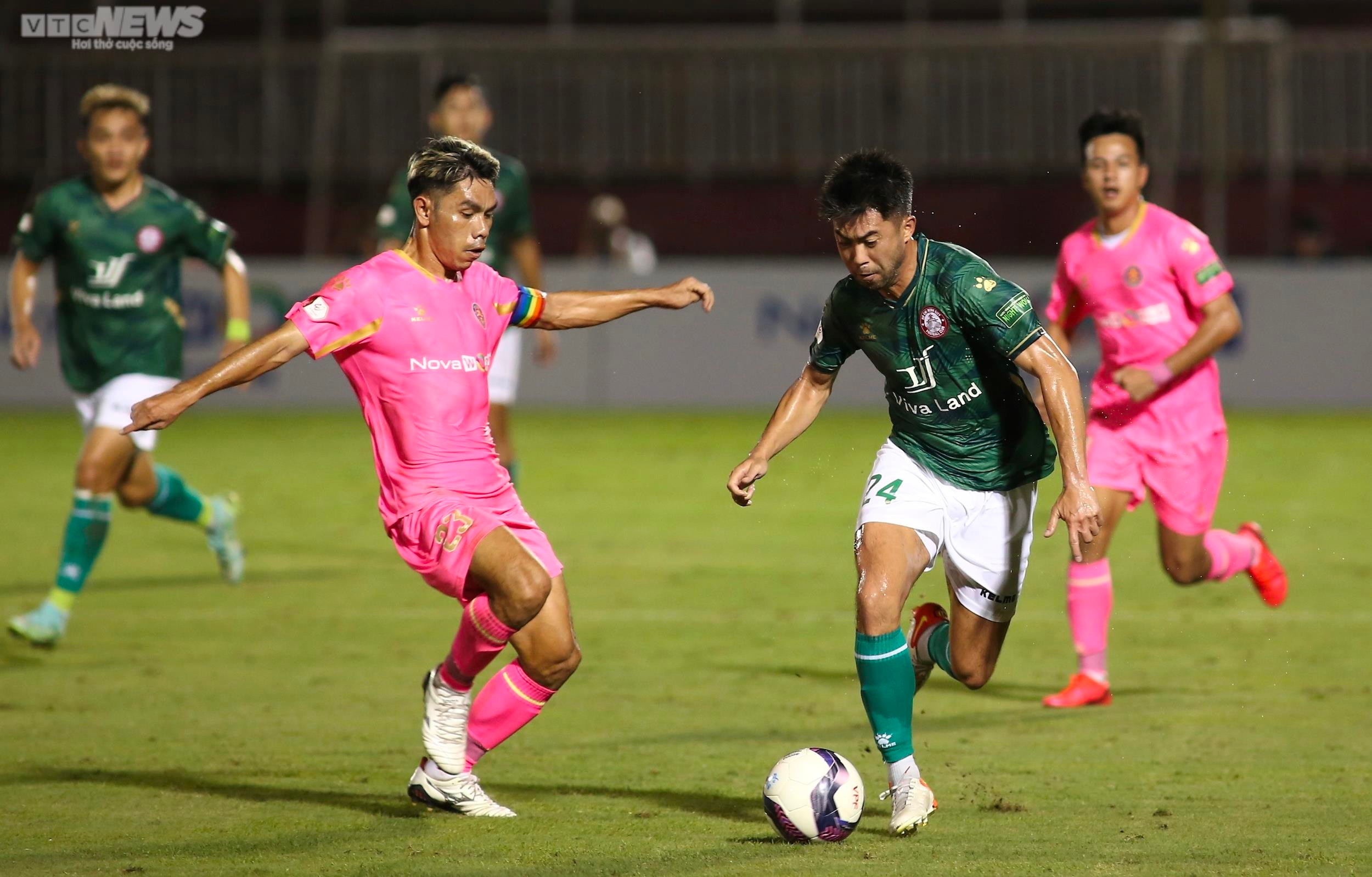 Lee Nguyễn phô diễn đẳng cấp, kiến tạo giúp CLB TP.HCM thắng trận - 3