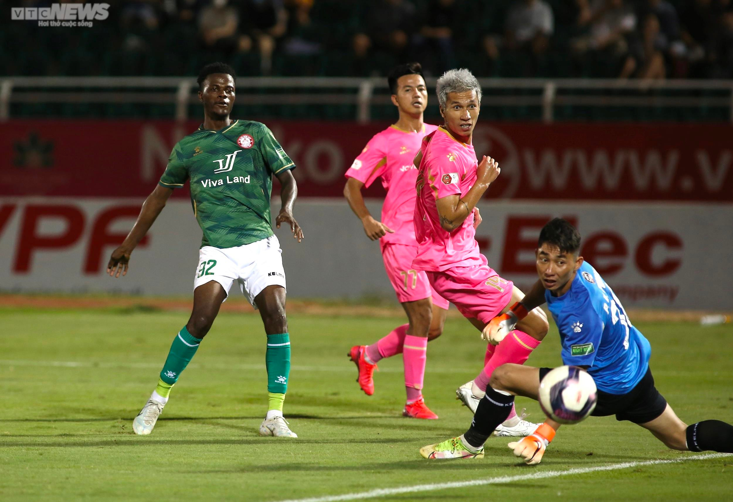 Lee Nguyễn phô diễn đẳng cấp, kiến tạo giúp CLB TP.HCM thắng trận - 6