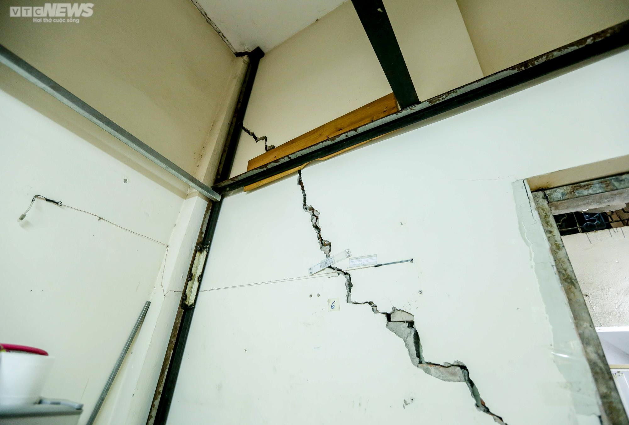 Dân thấp thỏm sống trong những căn nhà chờ sập gần ga ngầm Metro Nhổn-ga Hà Nội - 5