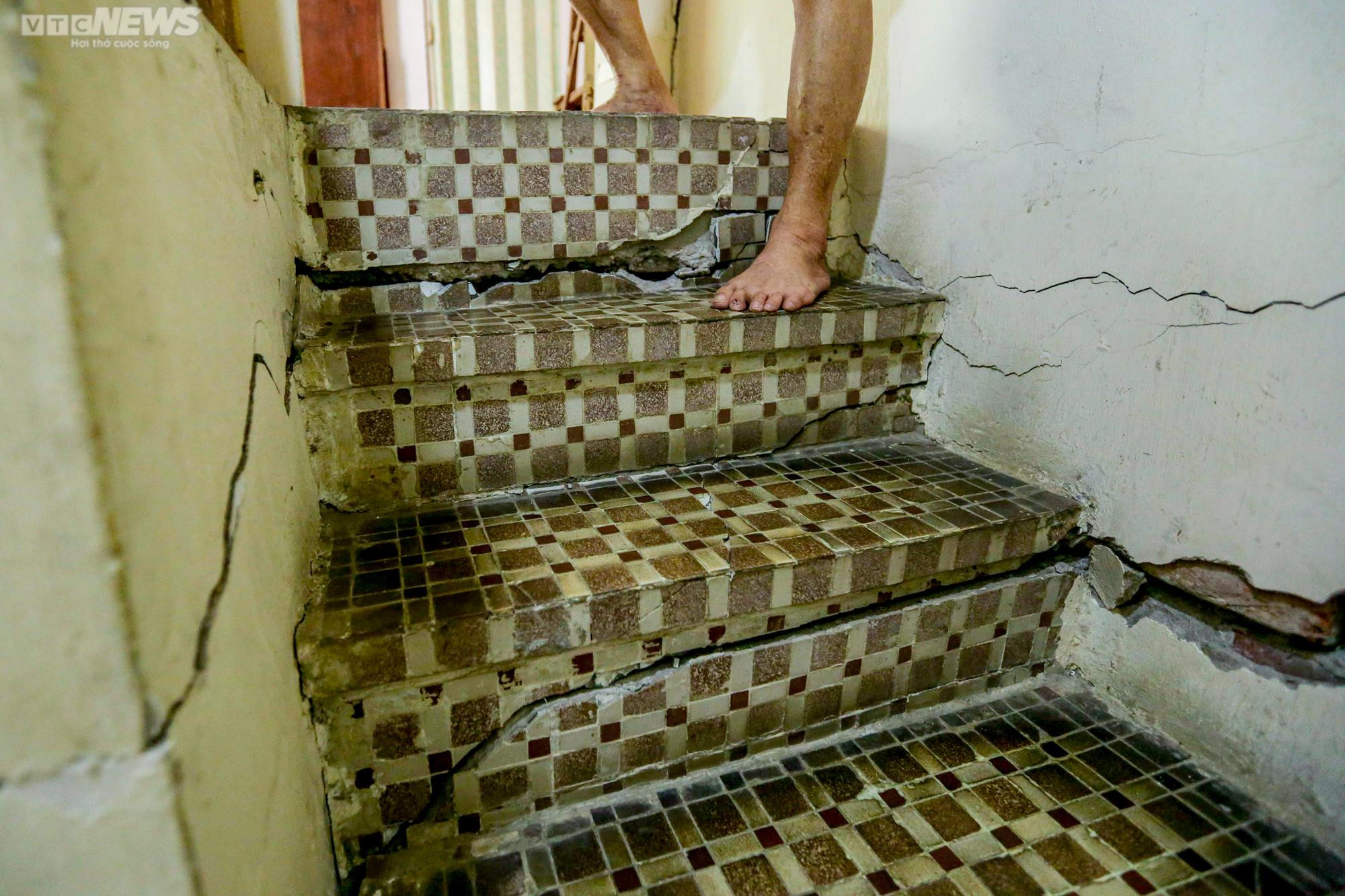 Dân thấp thỏm sống trong những căn nhà chờ sập gần ga ngầm Metro Nhổn-ga Hà Nội - 7