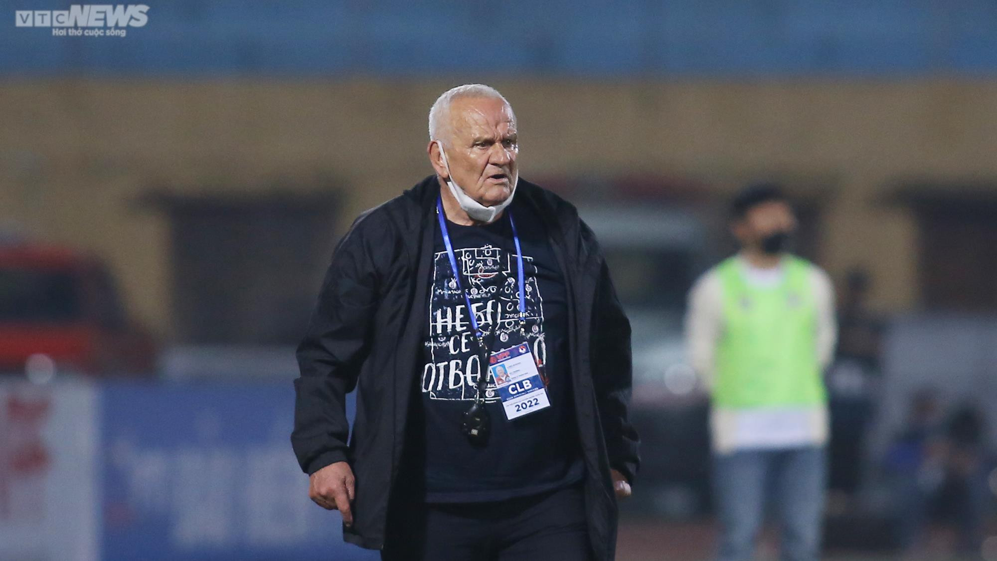 Chiếc áo 'hàng độc' khoe chiến tích lẫy lừng của HLV đẳng cấp nhất V-League - 6