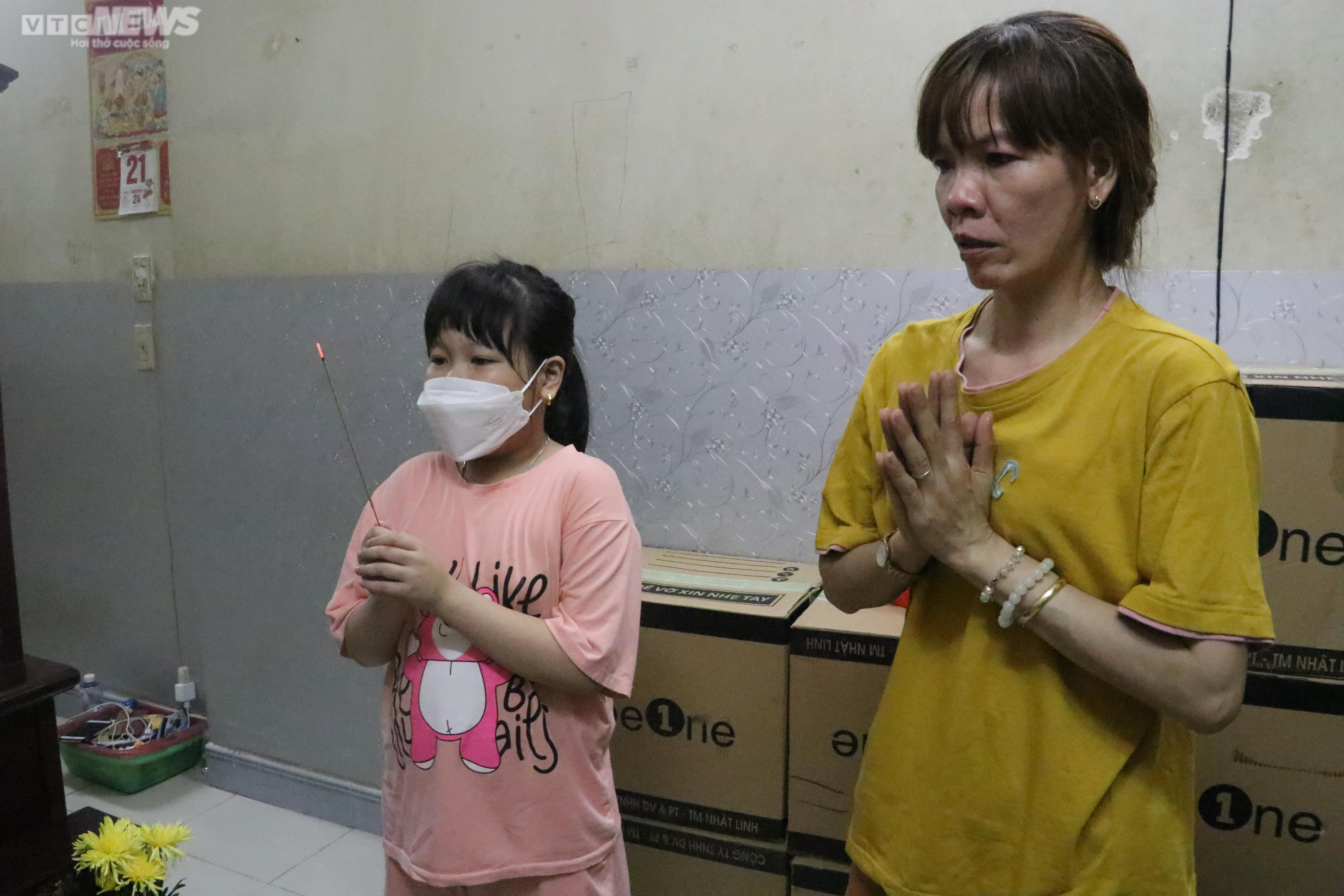 Nước mắt của góa phụ lo giỗ đầu cho 4 người thân mất vì COVID-19 - 4