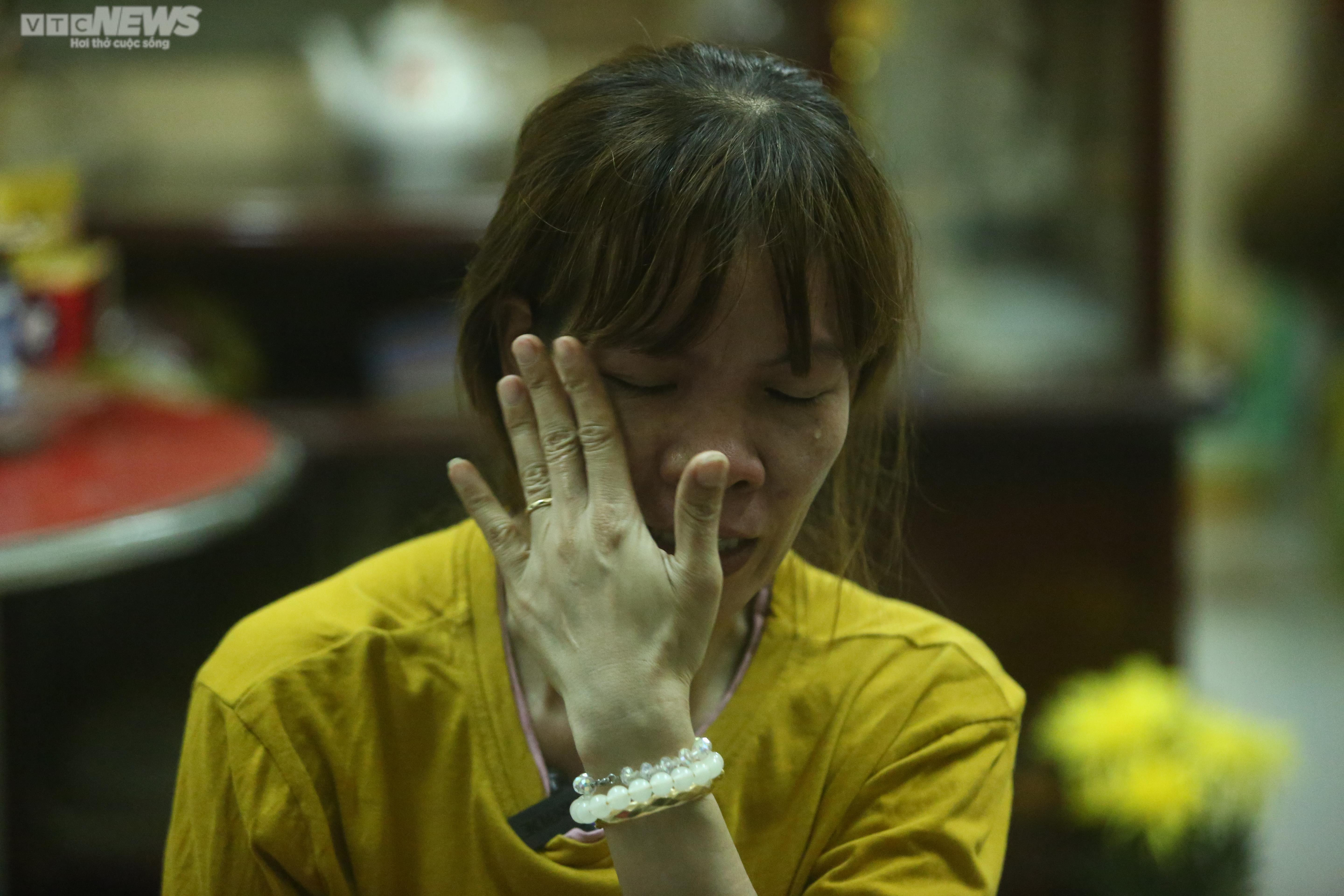 Nước mắt của góa phụ lo giỗ đầu cho 4 người thân mất vì COVID-19 - 2