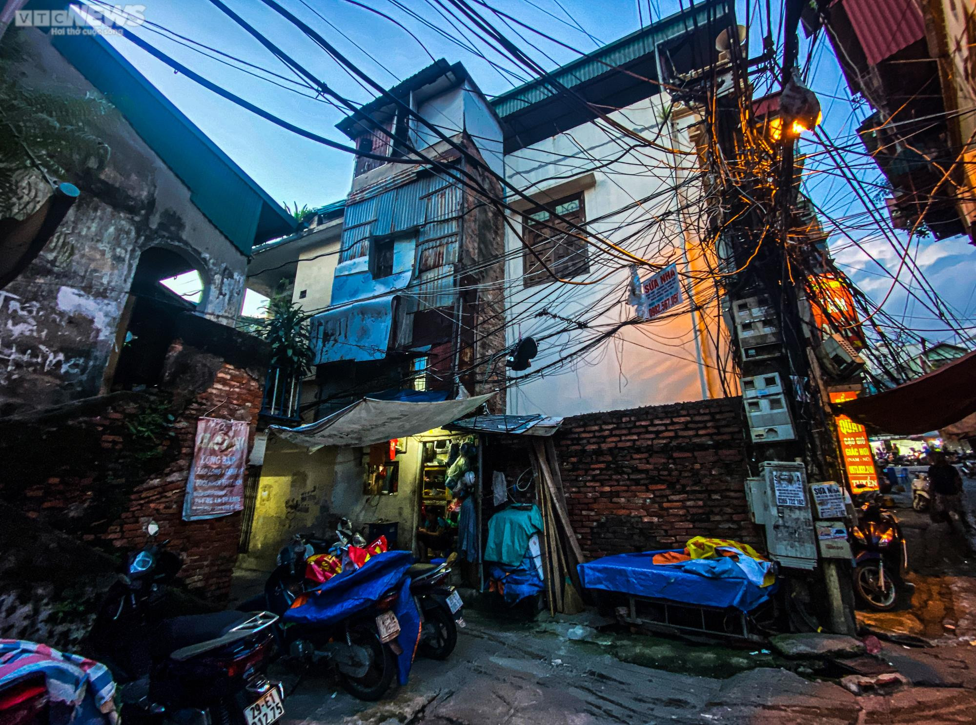 Ảnh: Bà giáo già nuôi 4 miệng ăn, chật vật sống trong căn nhà 6m2 ở Hà Nội - 1