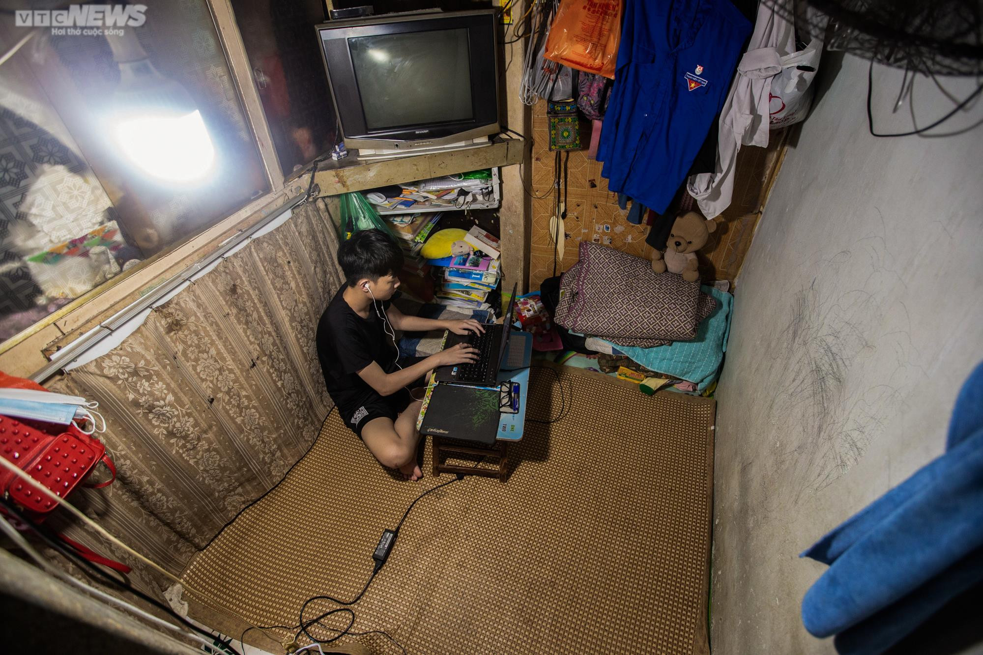 Ảnh: Bà giáo già nuôi 4 miệng ăn, chật vật sống trong căn nhà 6m2 ở Hà Nội - 10
